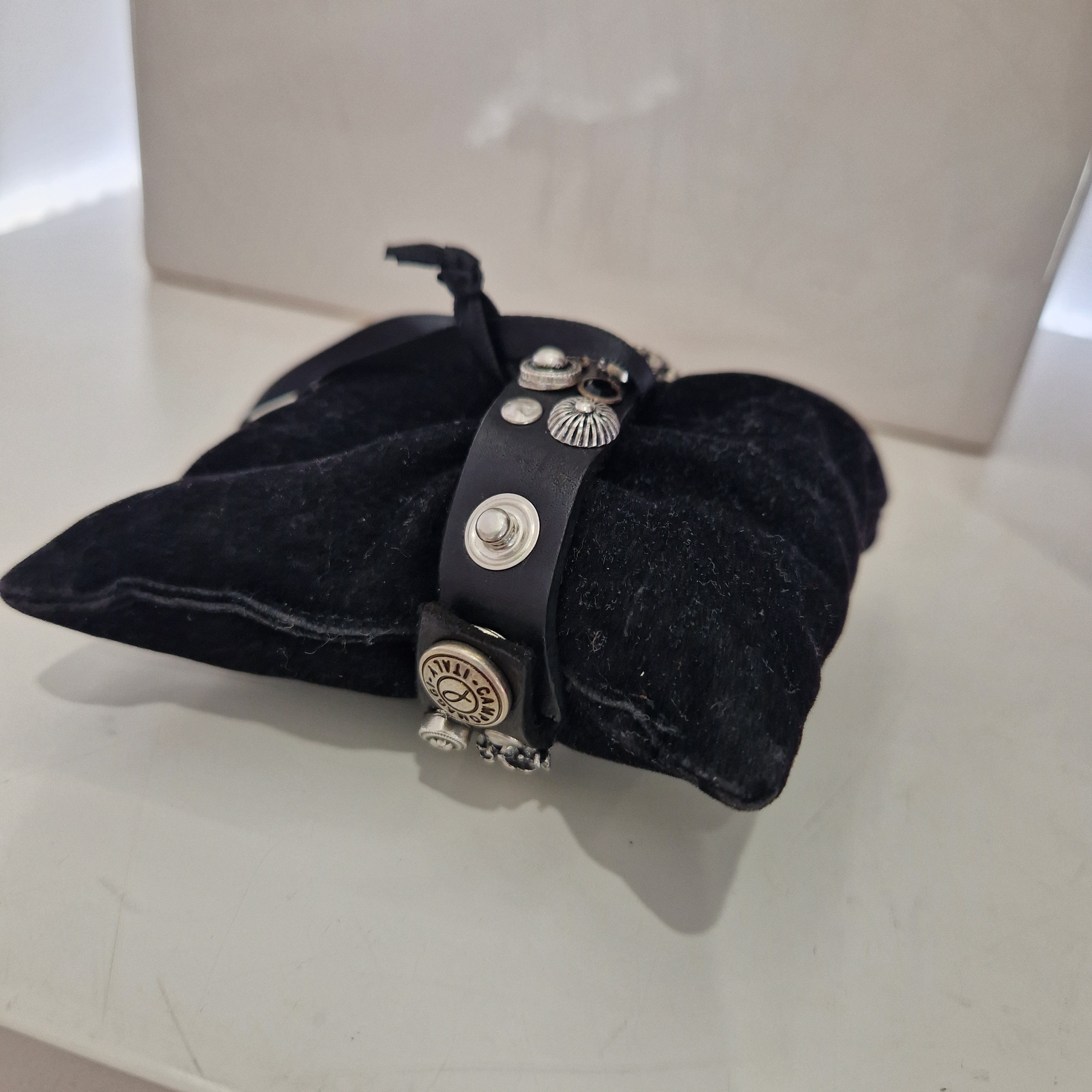 Campomaggi bracciale nero SATURNO 2  con borchie argento