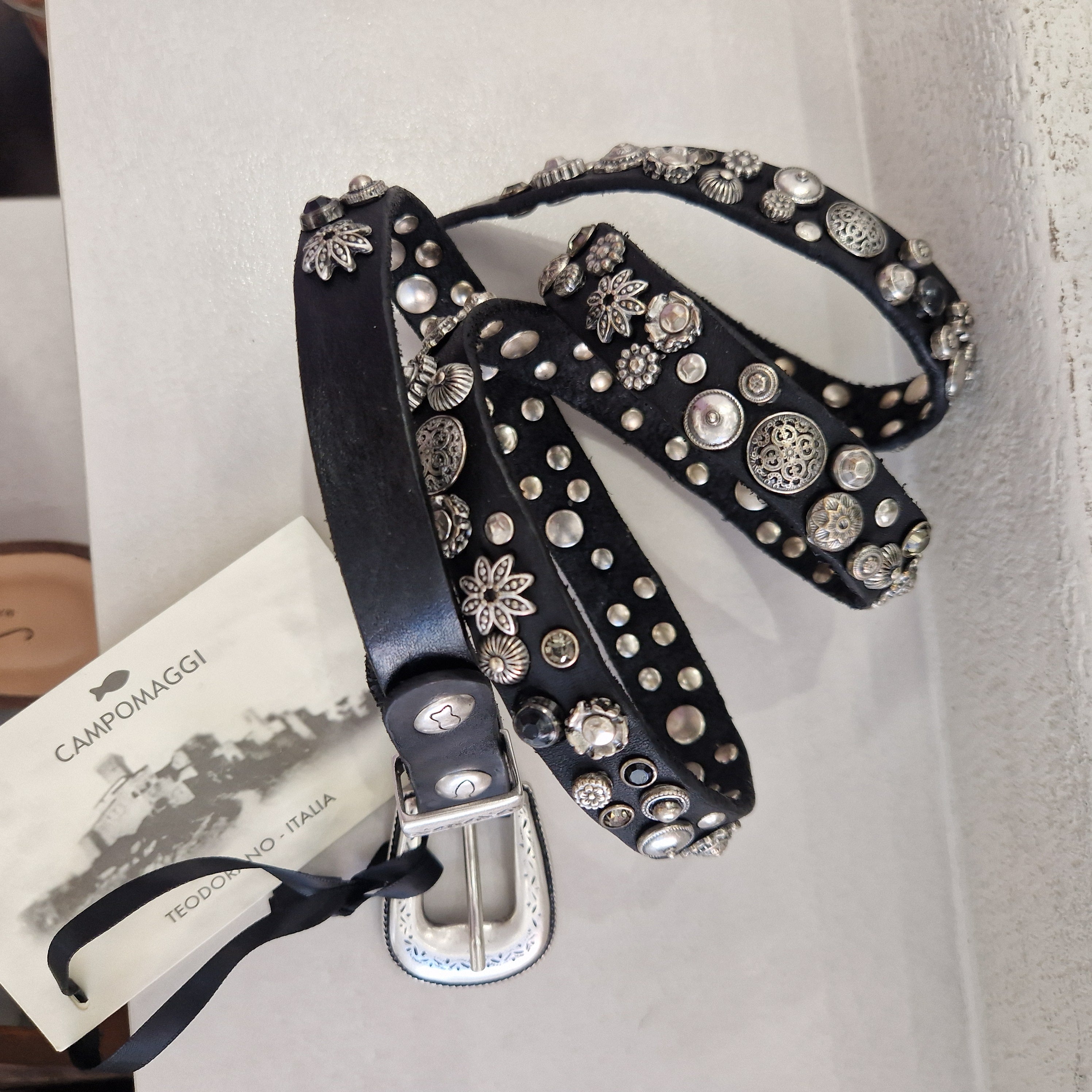 Campomaggi cintura pelle nera con fiori e borchie argento