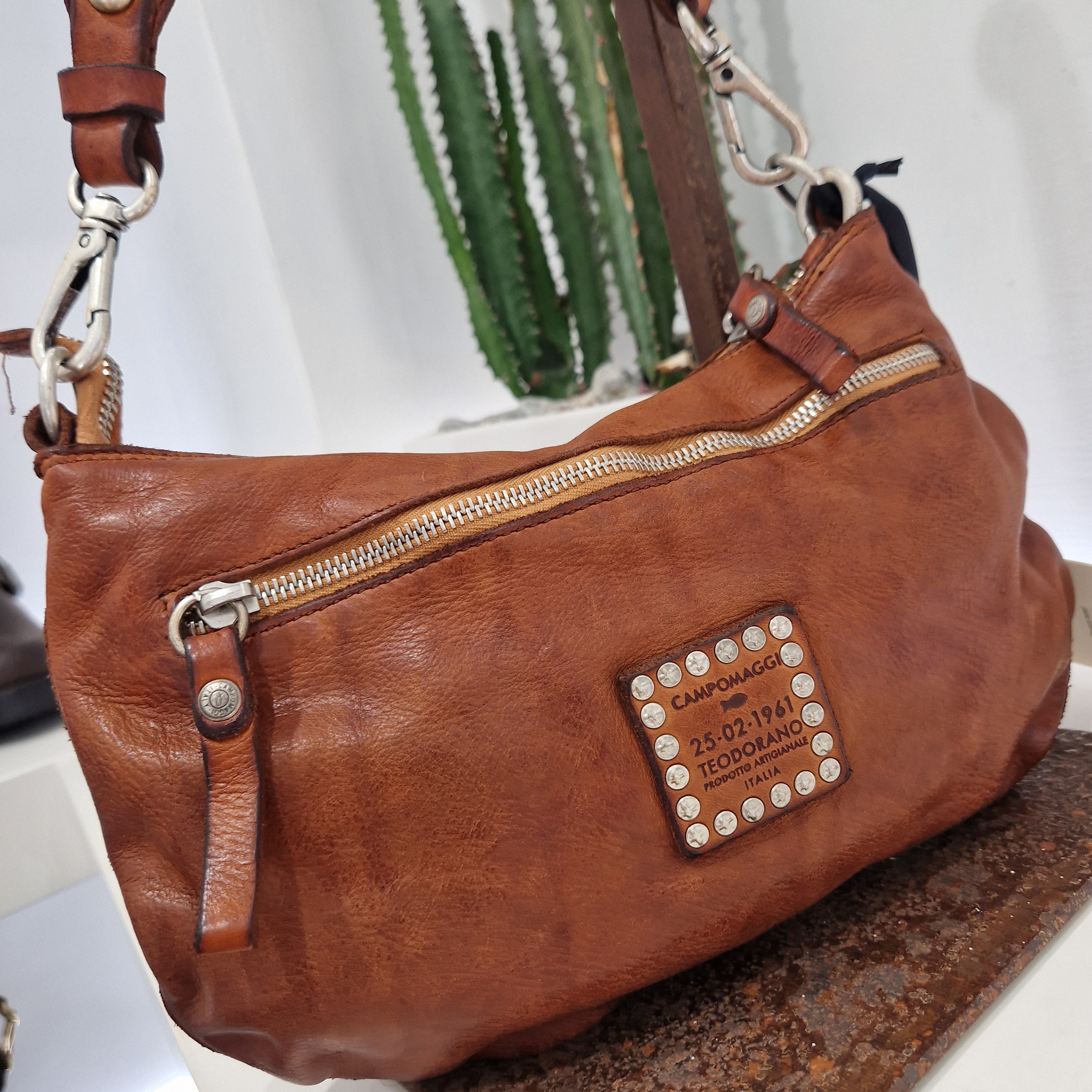 Campomaggi borsa linea TERESA borchie e rivetti argento e oro