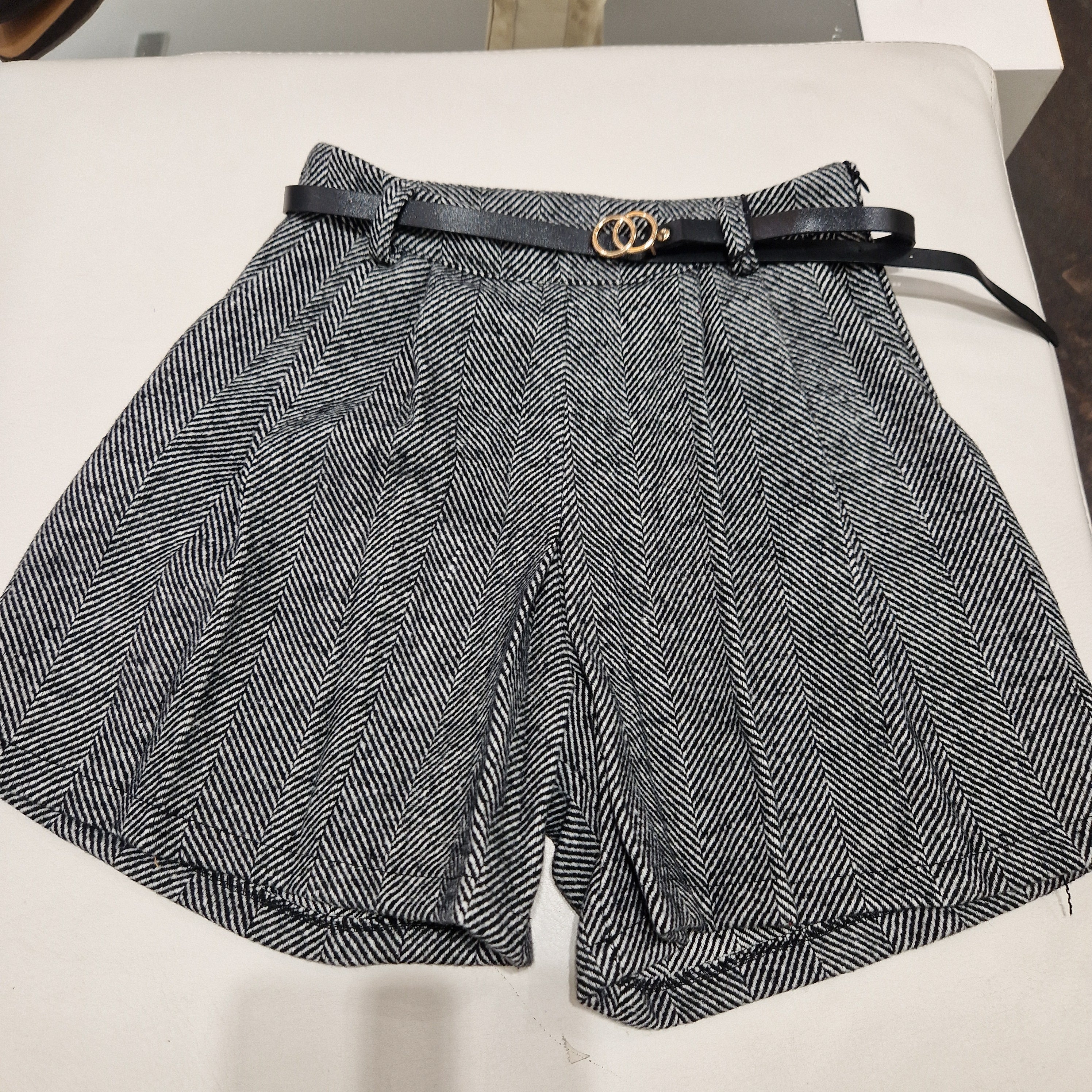 Pantaloncino tessuto spinato grigio