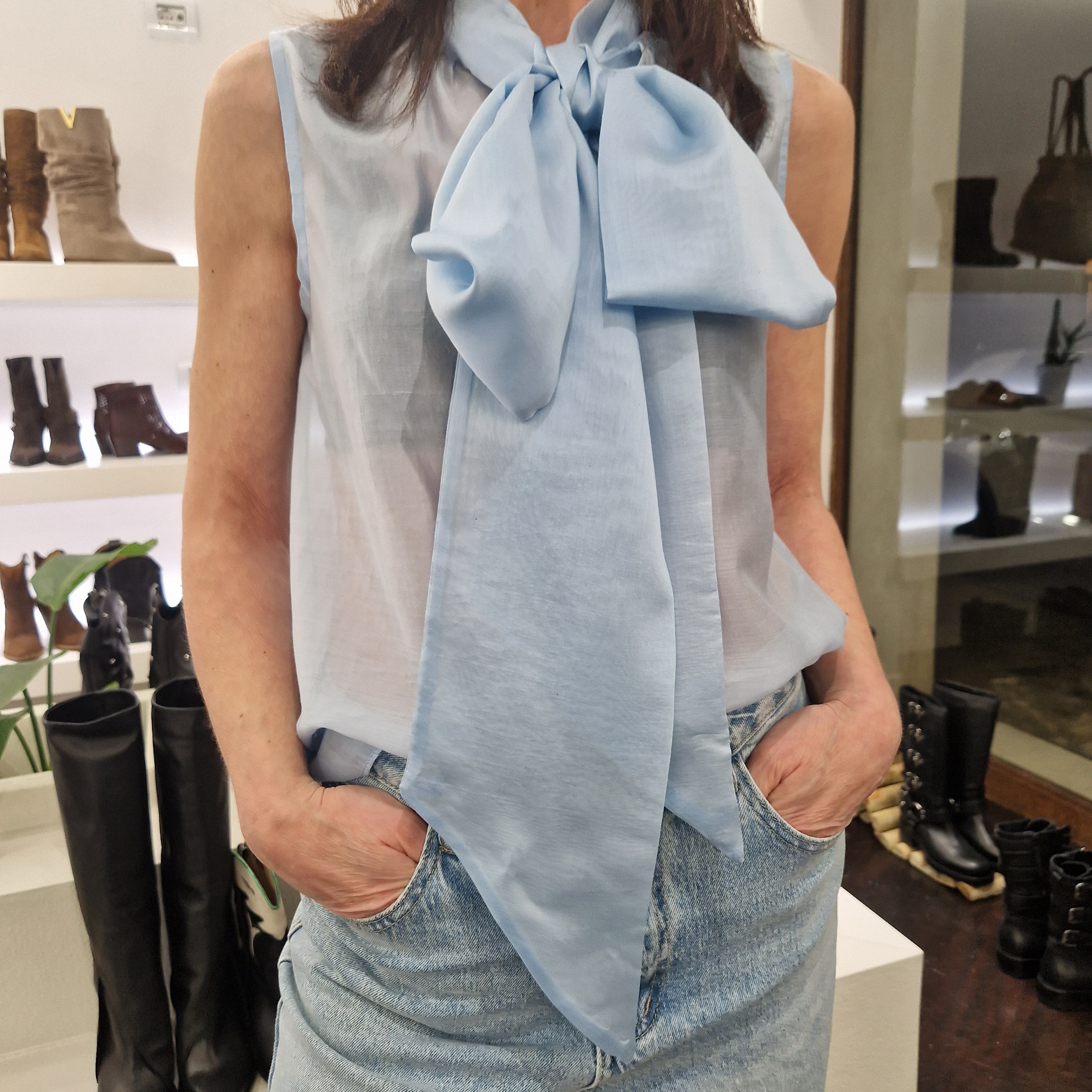 Camicia smanicata  celeste con fiocco