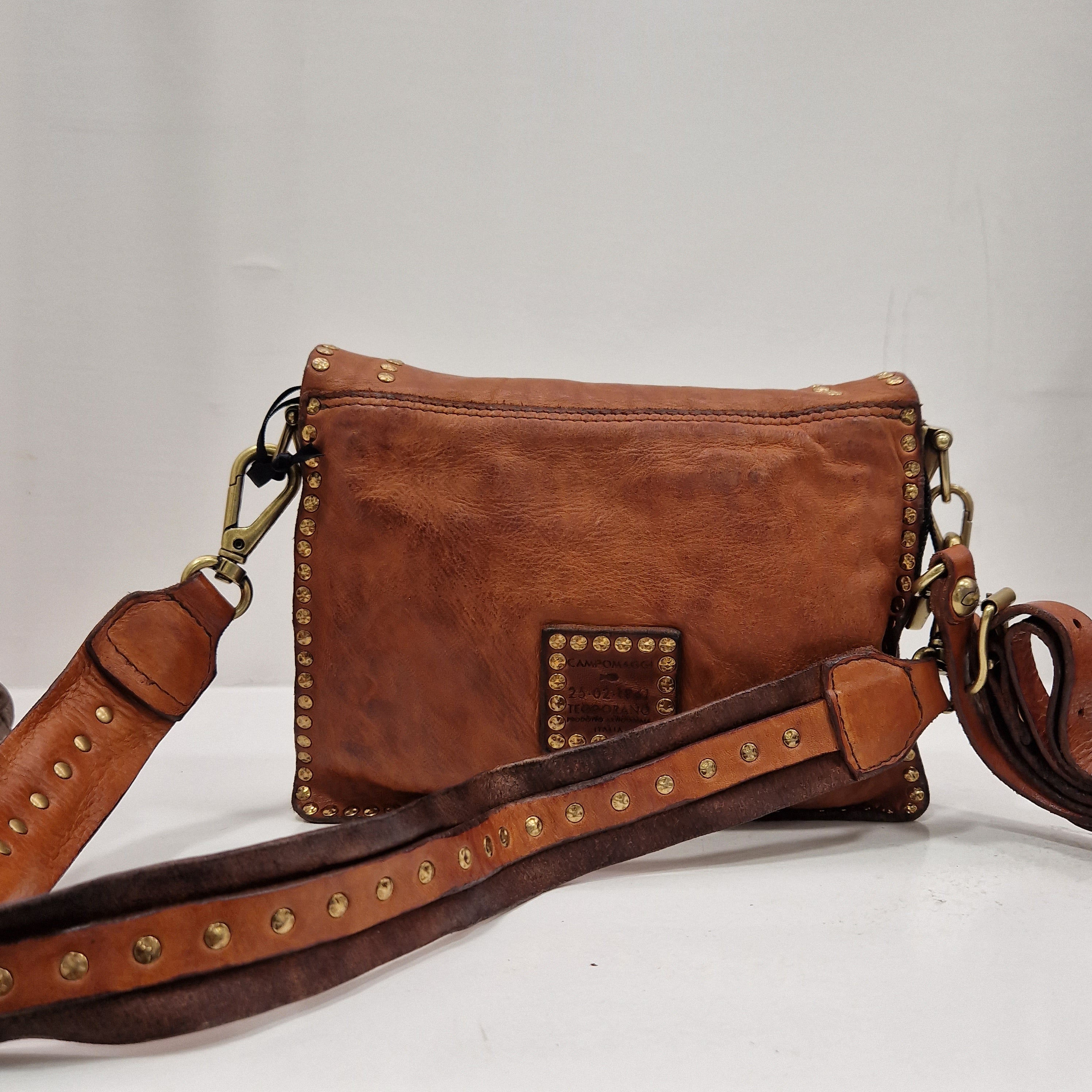 Campomaggi borsa Agnese color cuoio rivetti oro