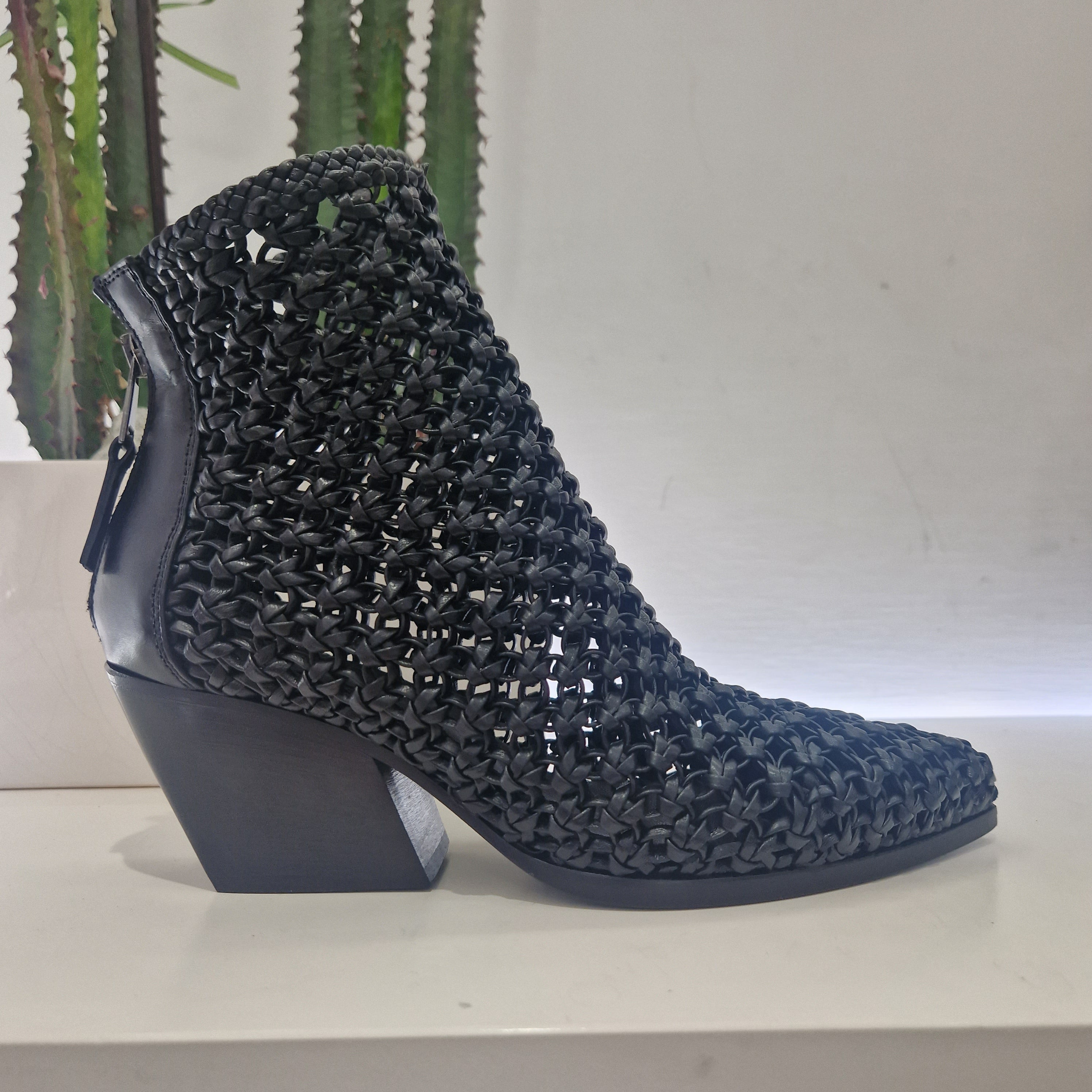 Elena Iachi  texano nero intrecciato
