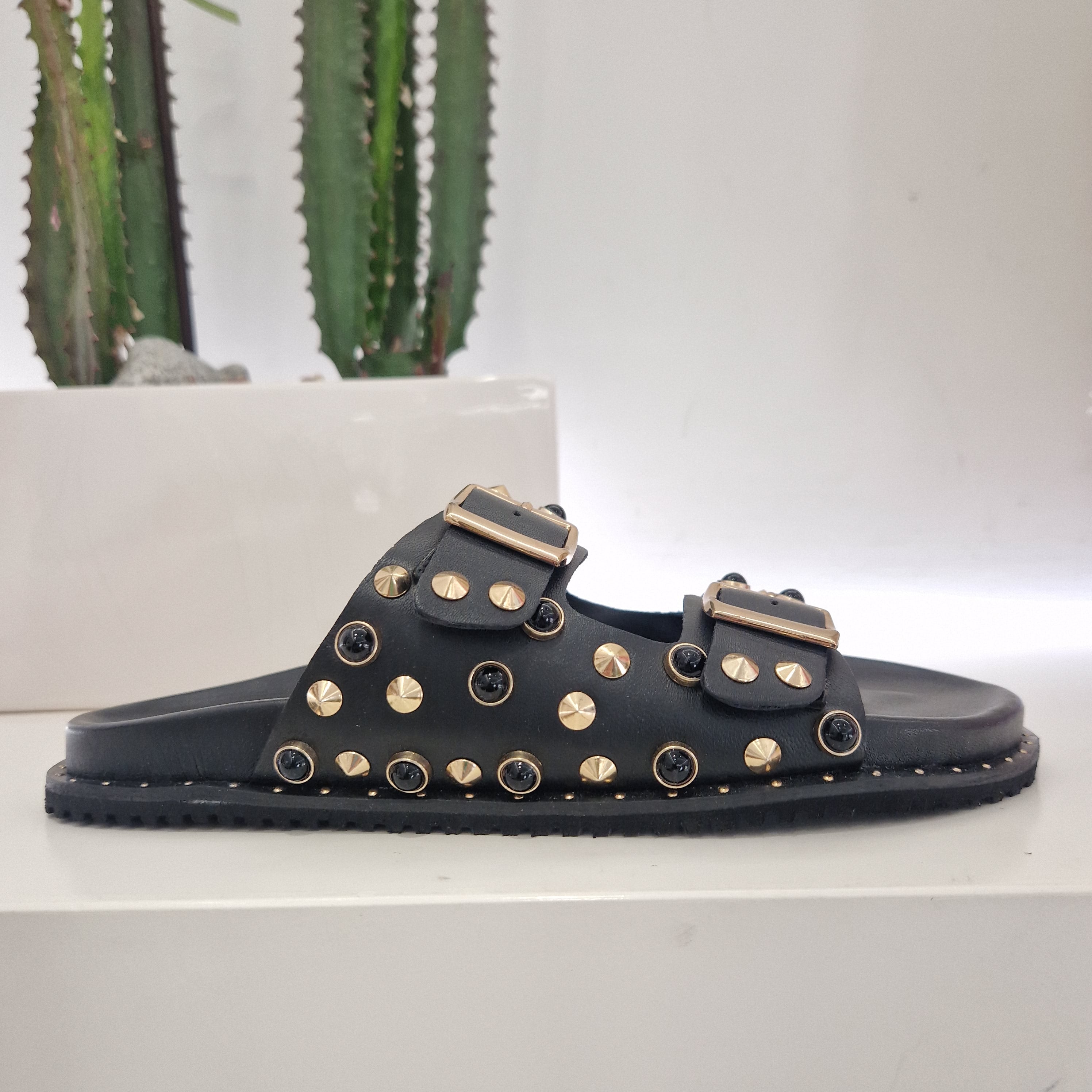 Sandalo ciabatta nera doppia fascia con borchie