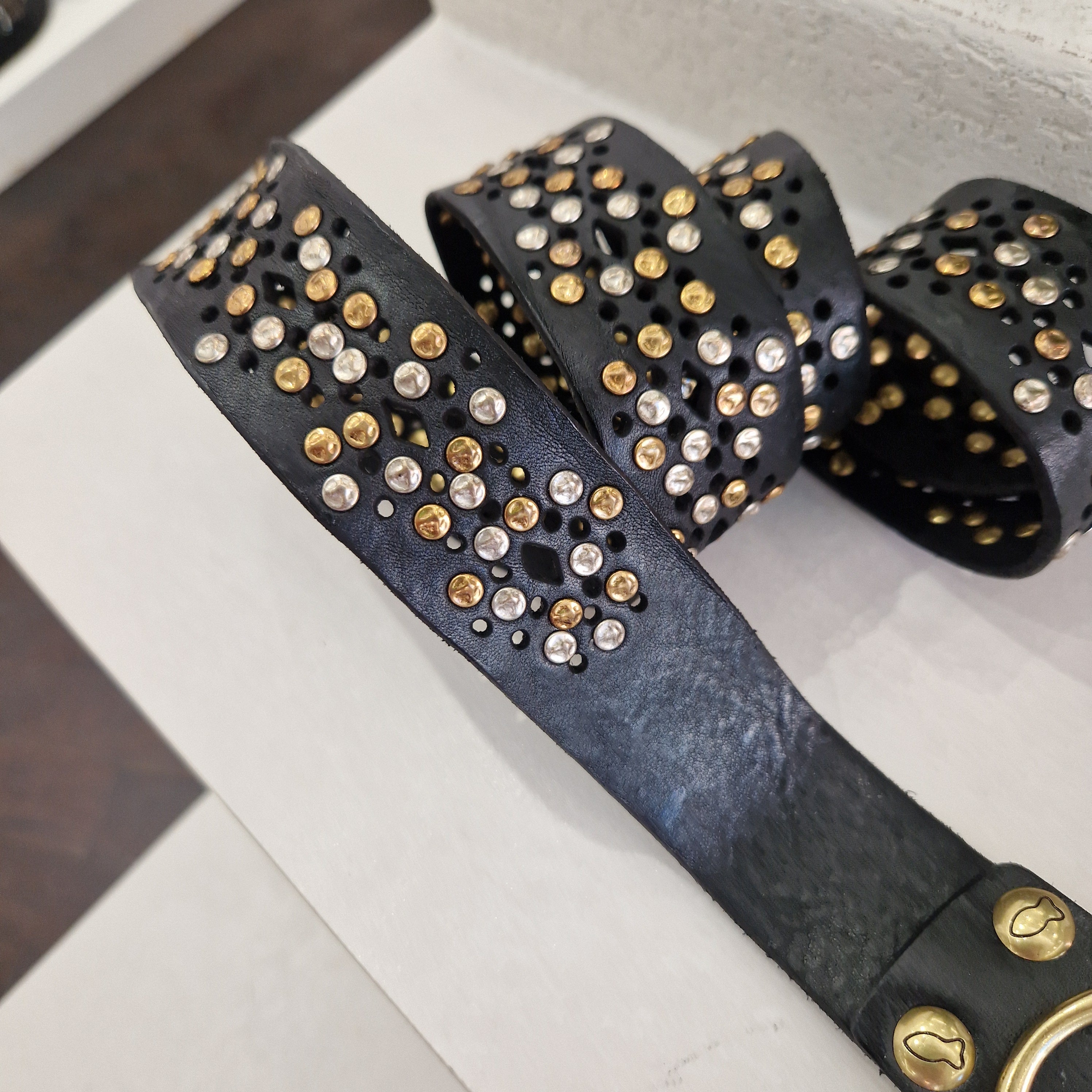 Campomaggi cintura LASERATA  con borchie  oro/argento