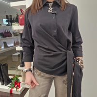 Camicia nera con fiocco