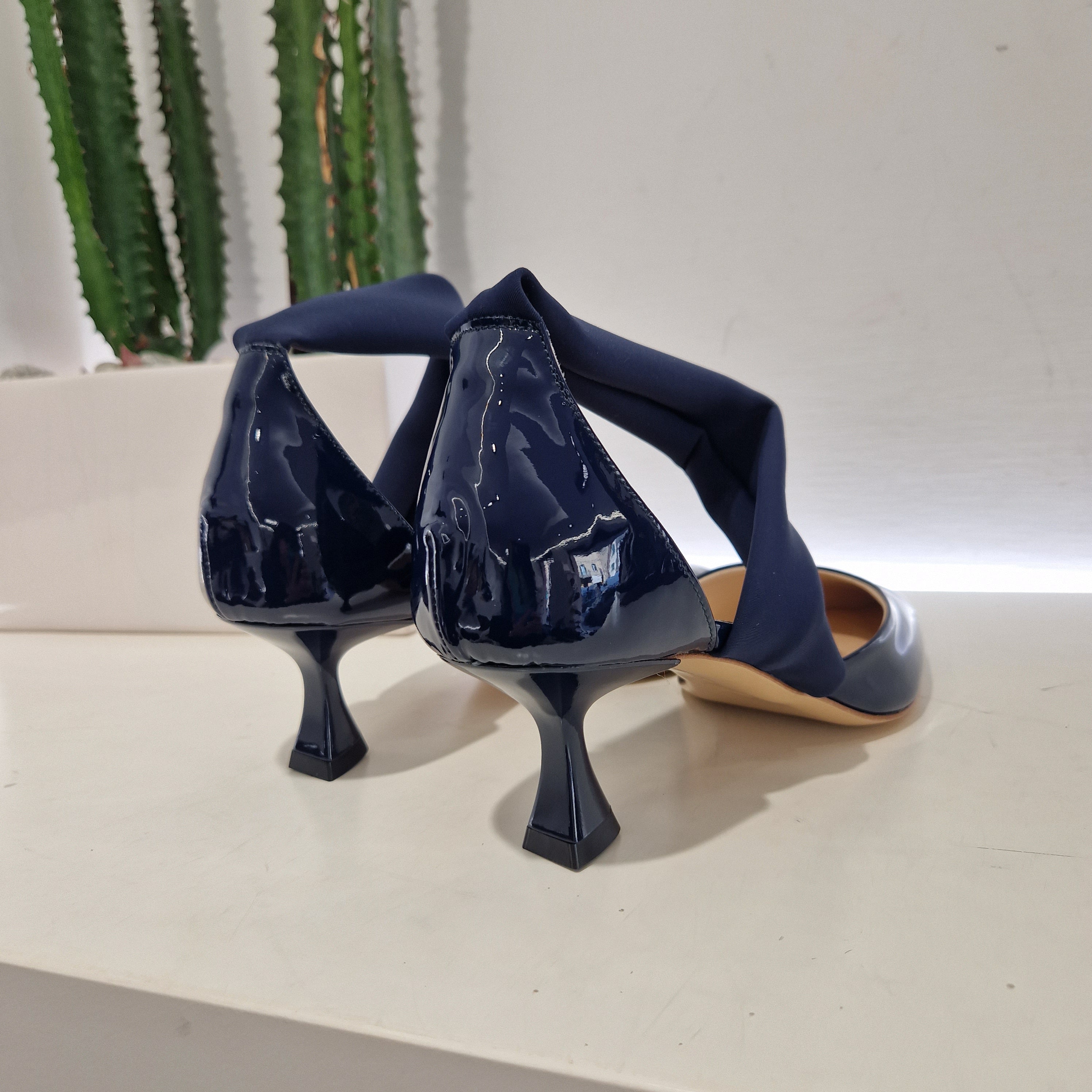 Scarpa aperta in vernice blu tacco 5 cm