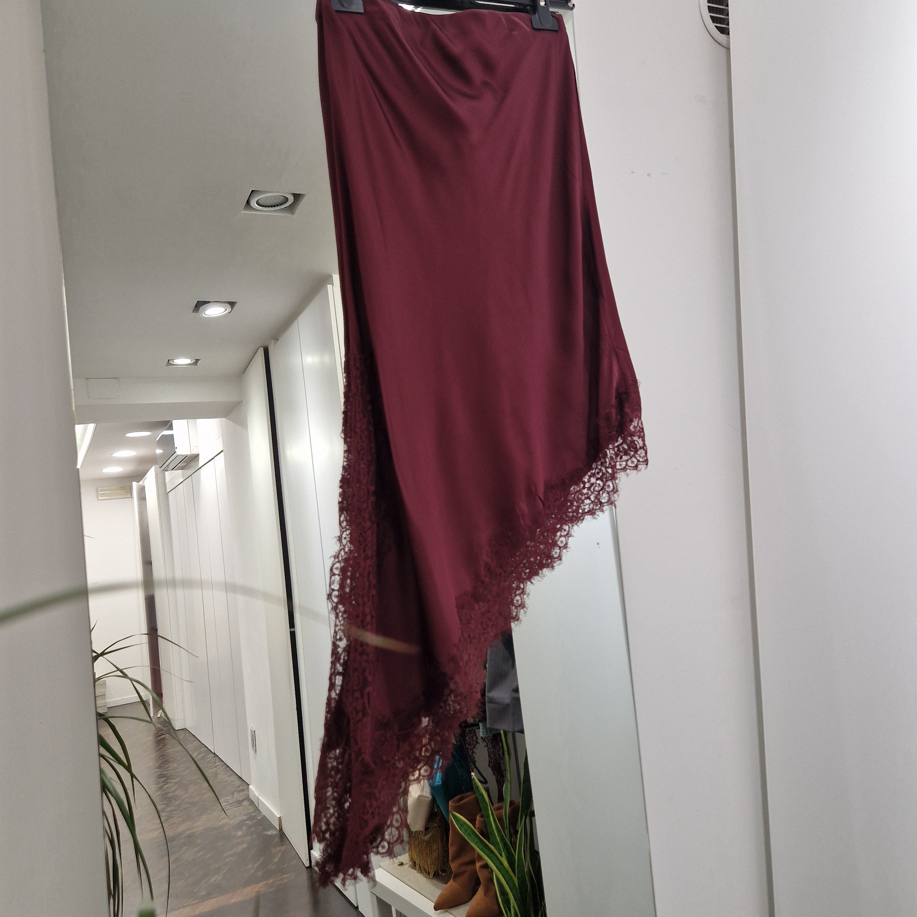 Gonna satin con pizzo color bordeaux