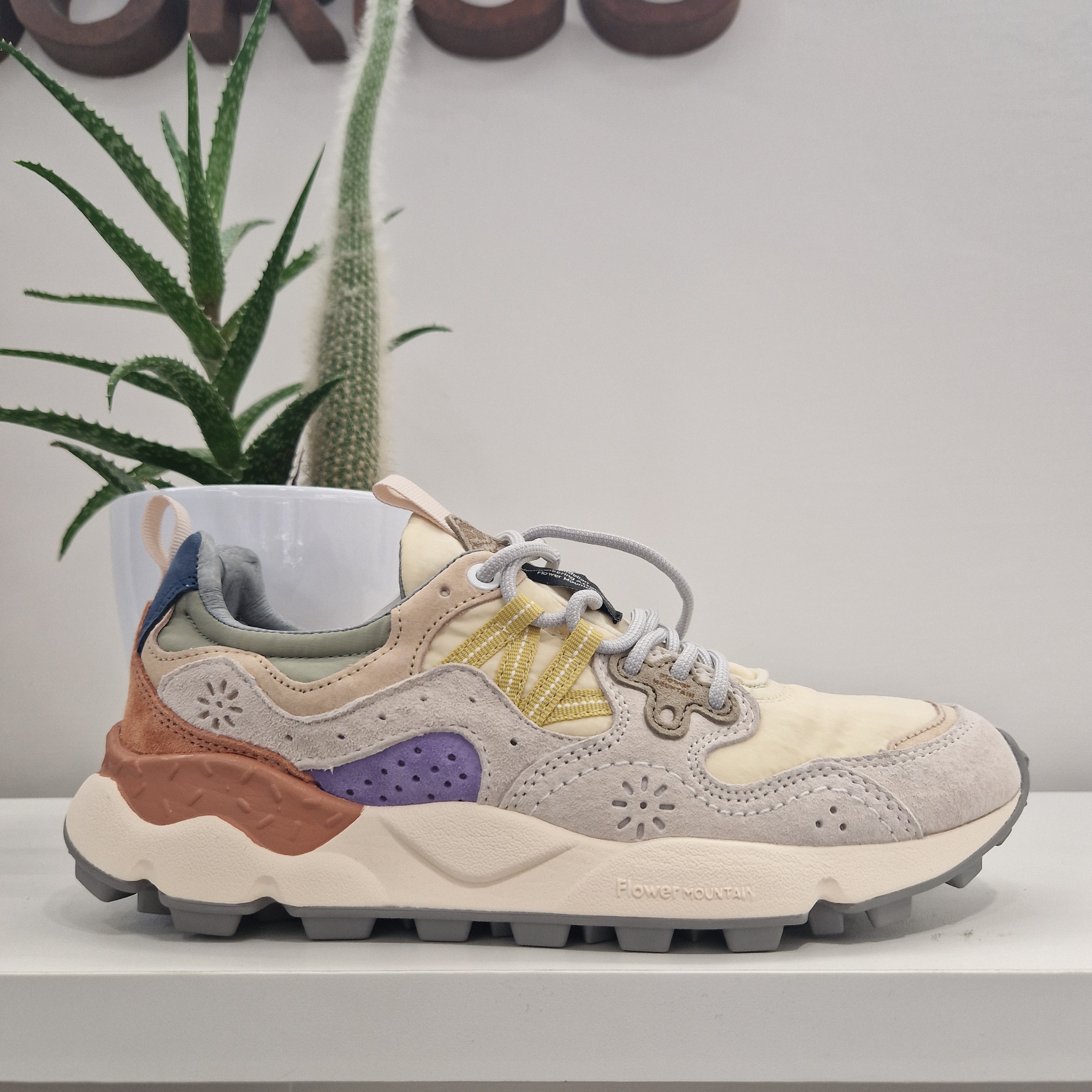 Flower Mountain beige sneakers