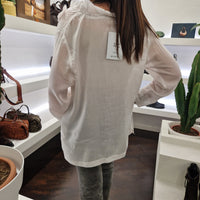 Camicia rouge e fiori color latte