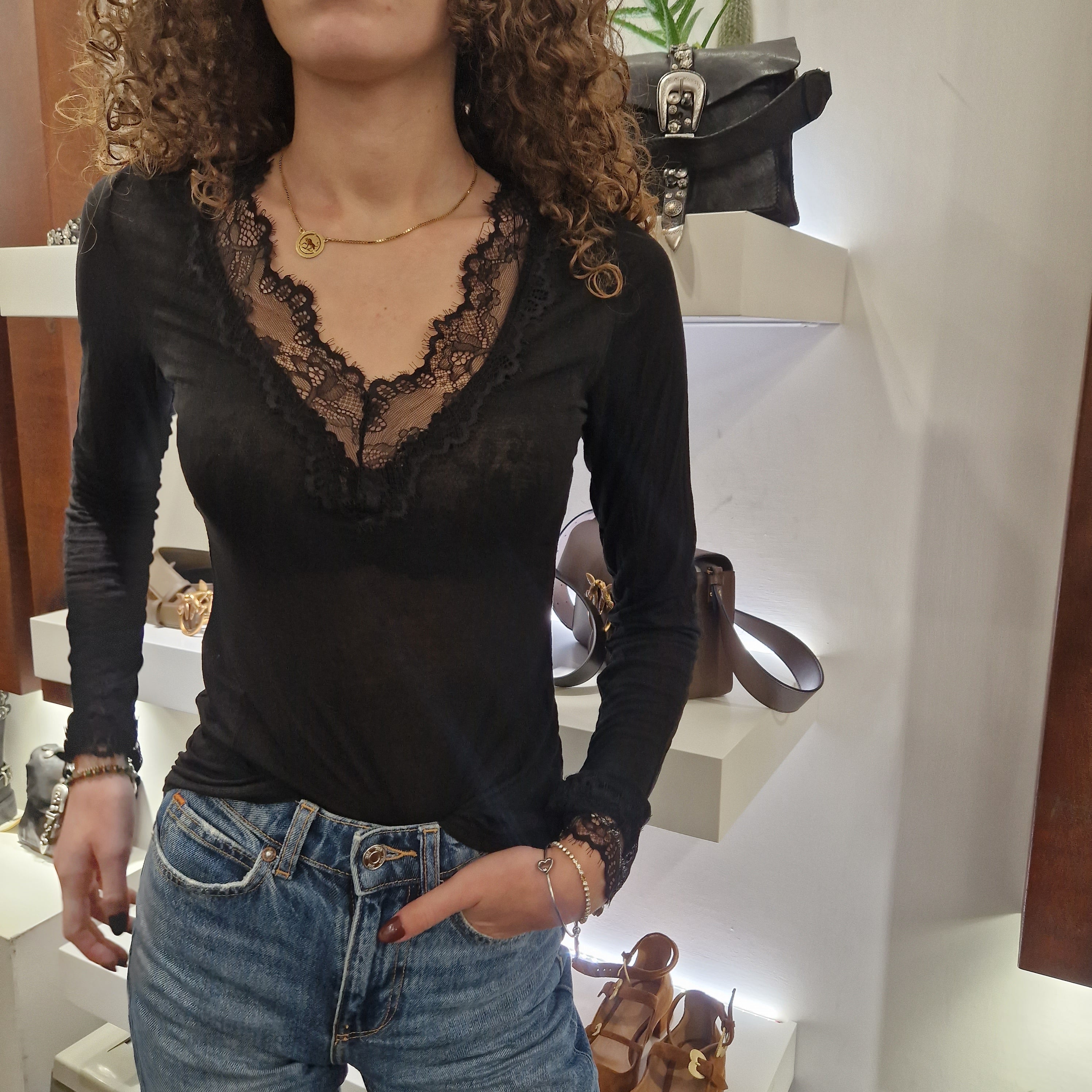 Maglia nera bordo in pizzo