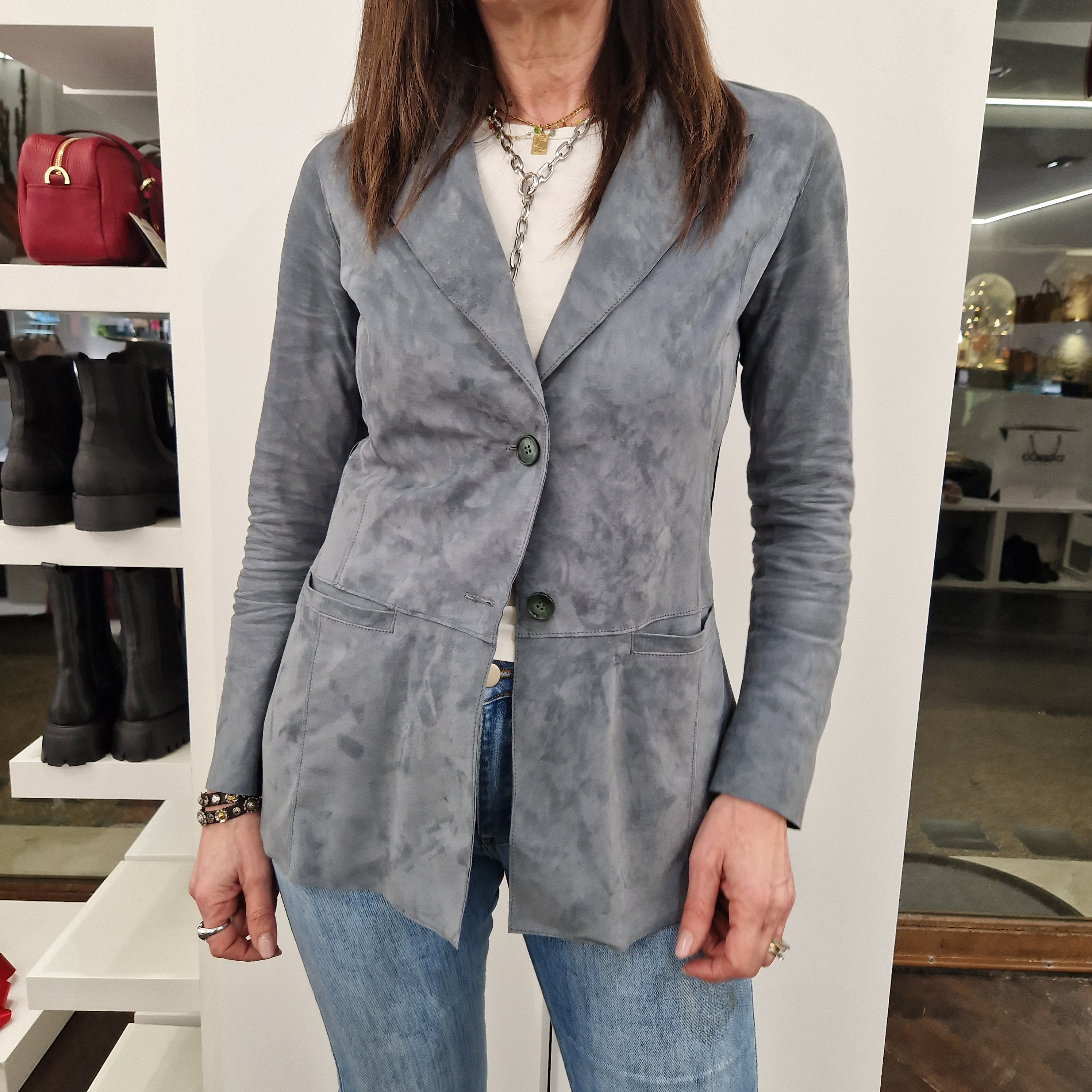 Giacca modello blazer  DOMITILLA in pelle scamosciata color carta da zucchero