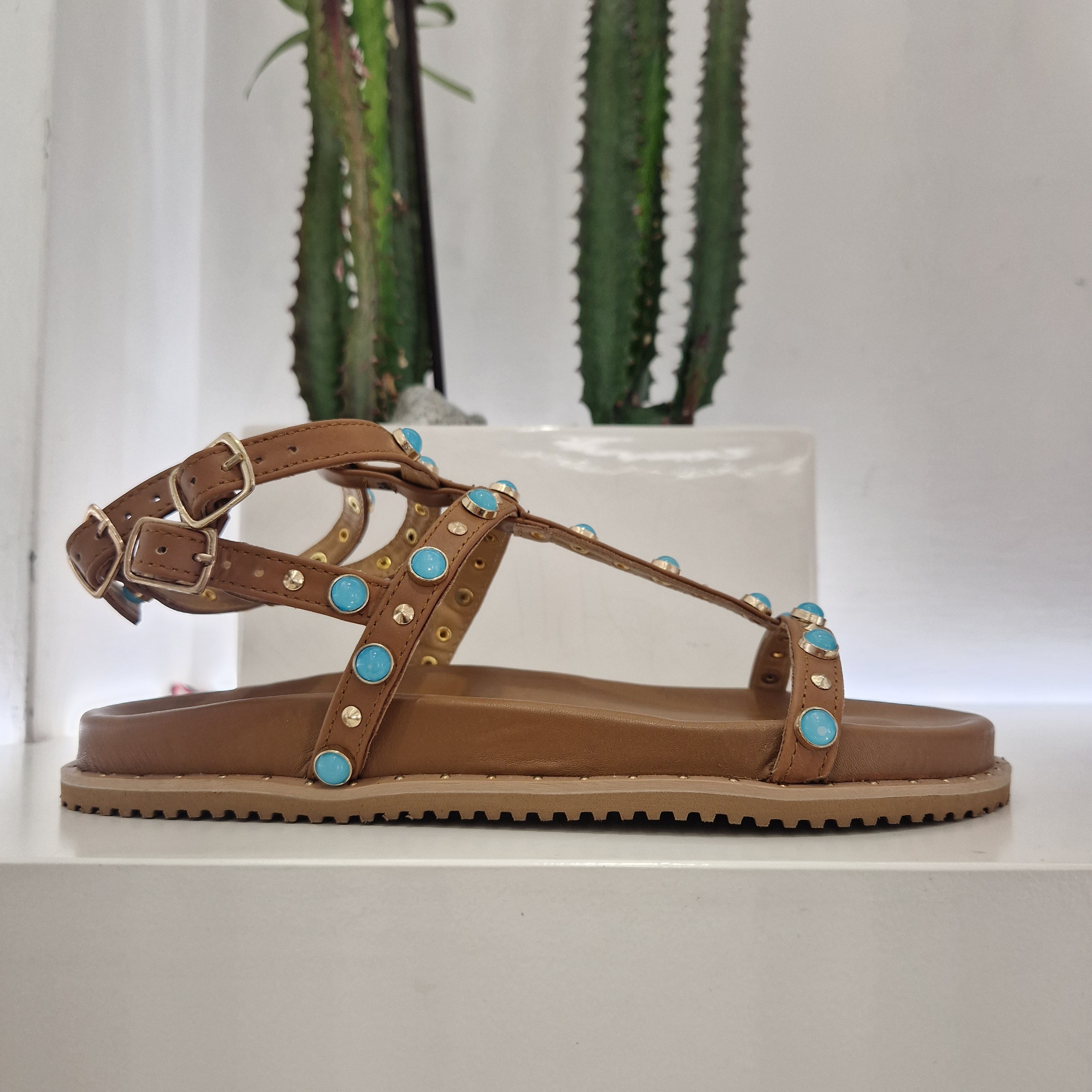 Sandalo modello gladiatore color cuoio accessorio turchese