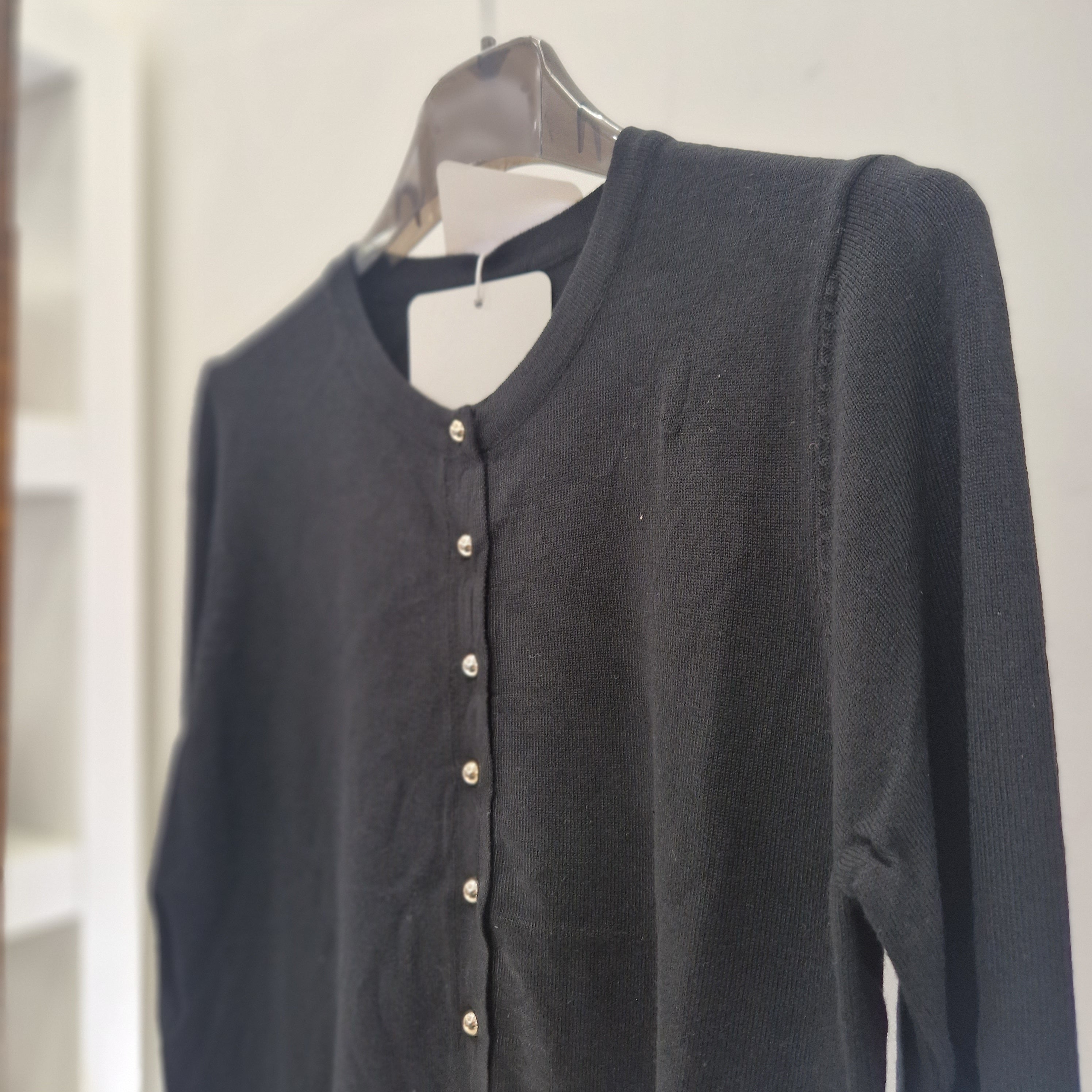 Maglia cardigan nero con bottoncini oro