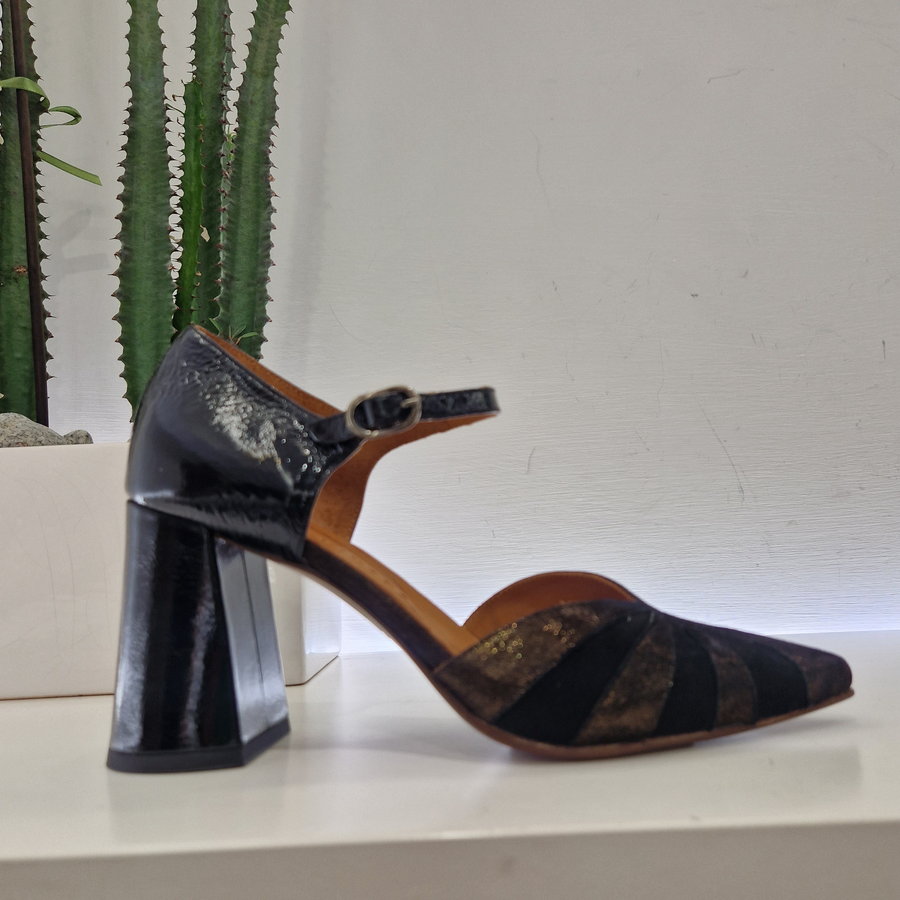 Chie Mihara scarpa con cinturino nera  LOLAY