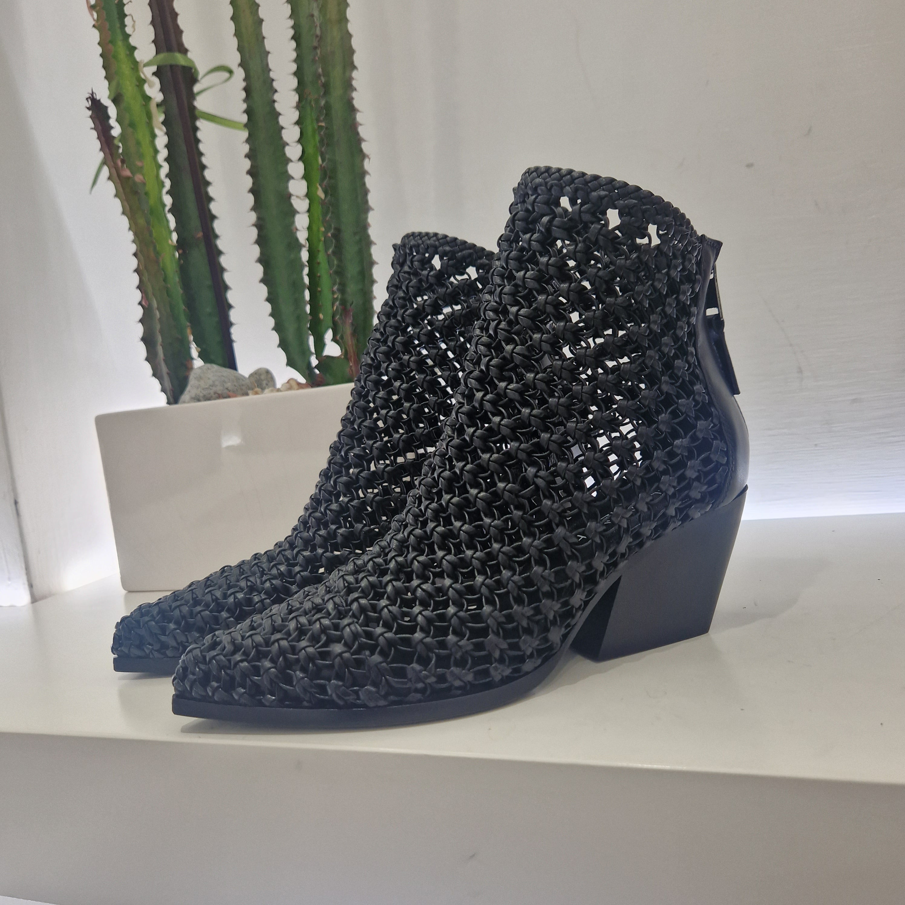 Elena Iachi  texano nero intrecciato