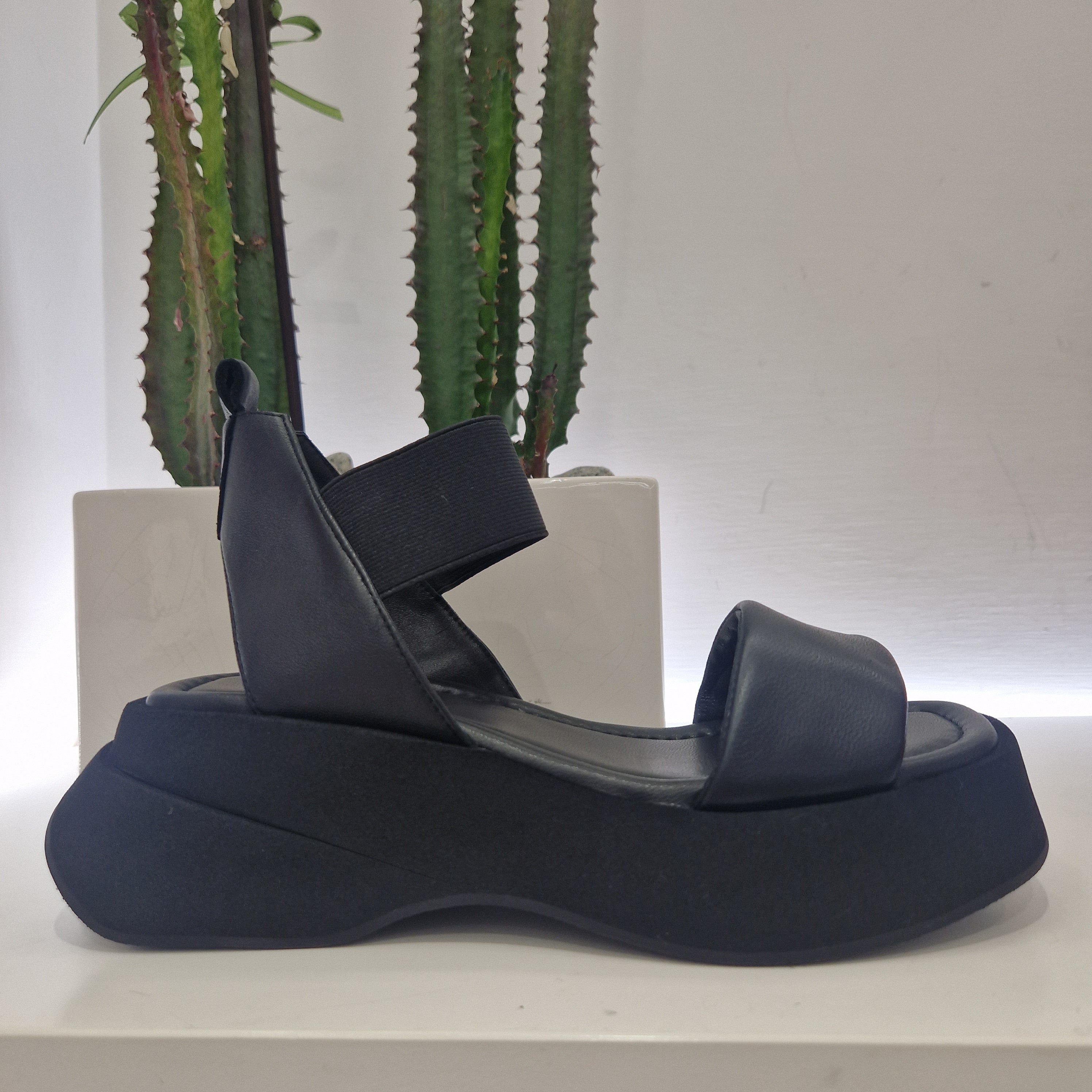 Elena Iachi sandalo nero platform
