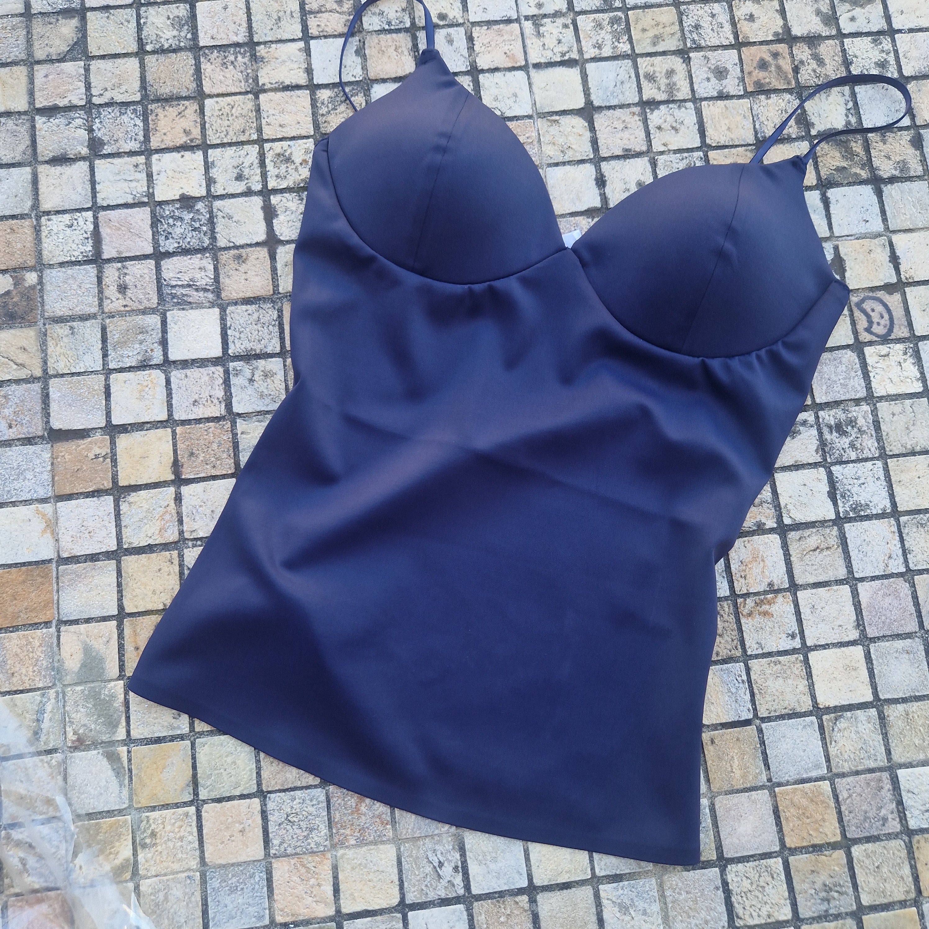 Canotta attillata con coppe