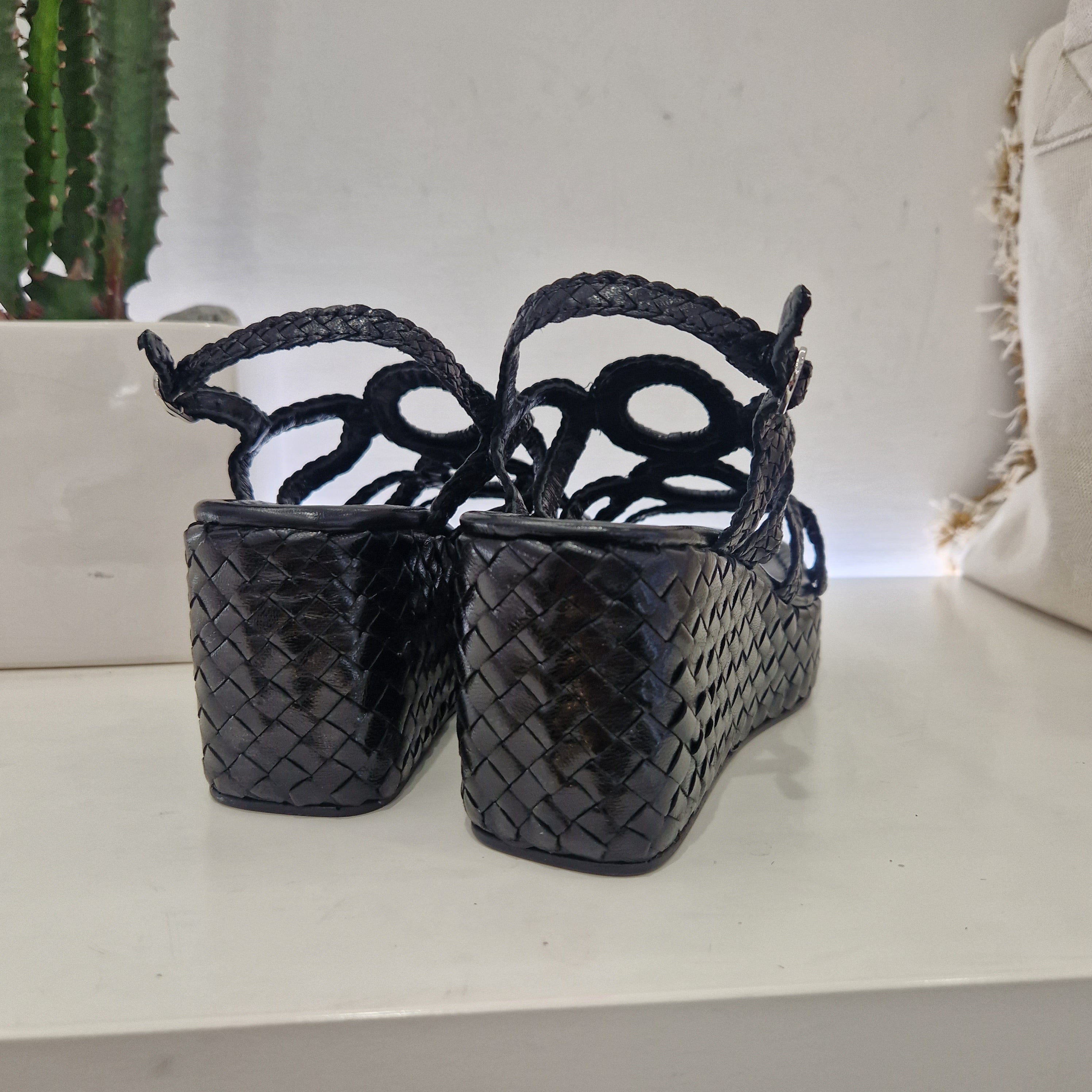 Pons Quintana sandalo zeppa con tomaia nera intrecciata