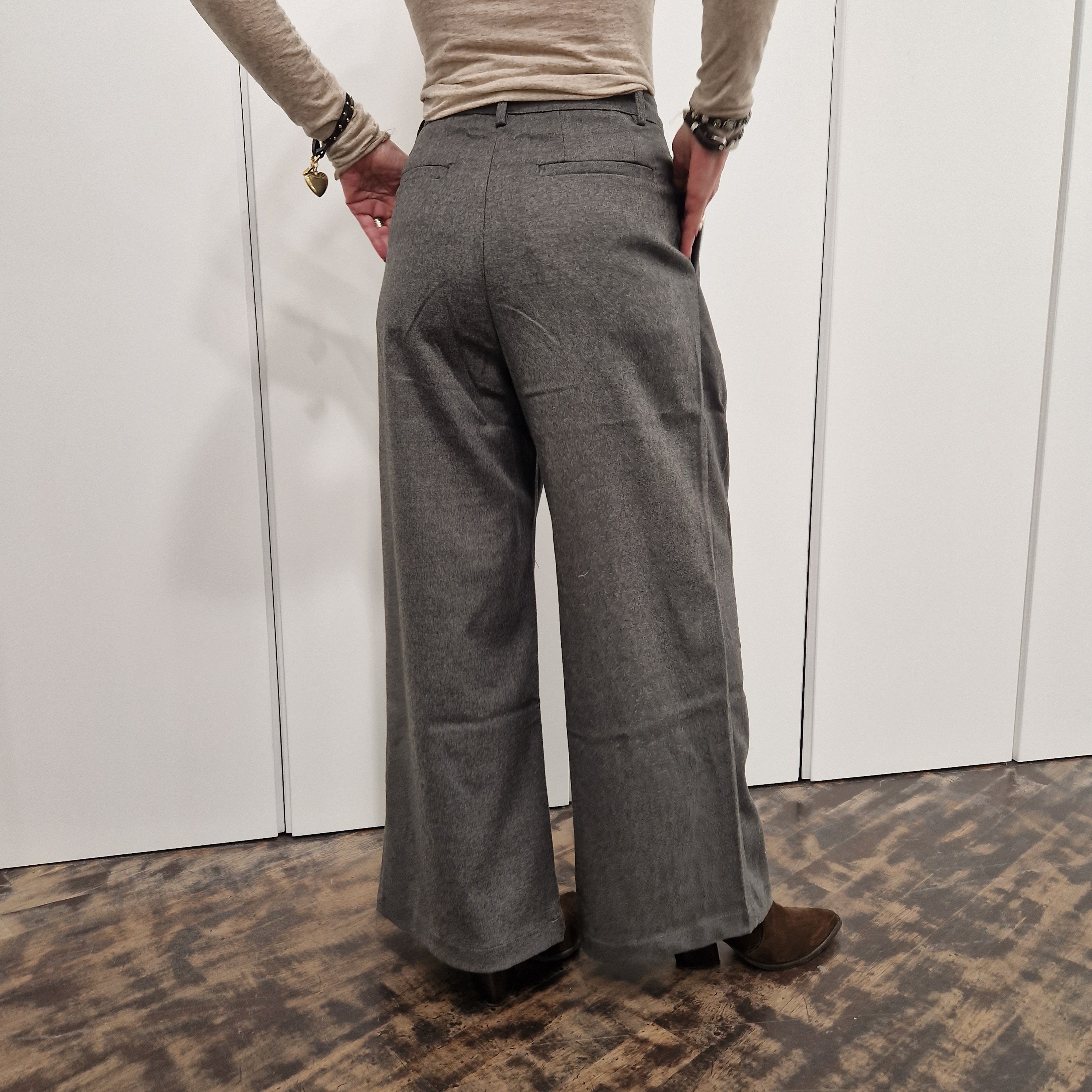 Pantalone grigio modello gamba PALAZZO