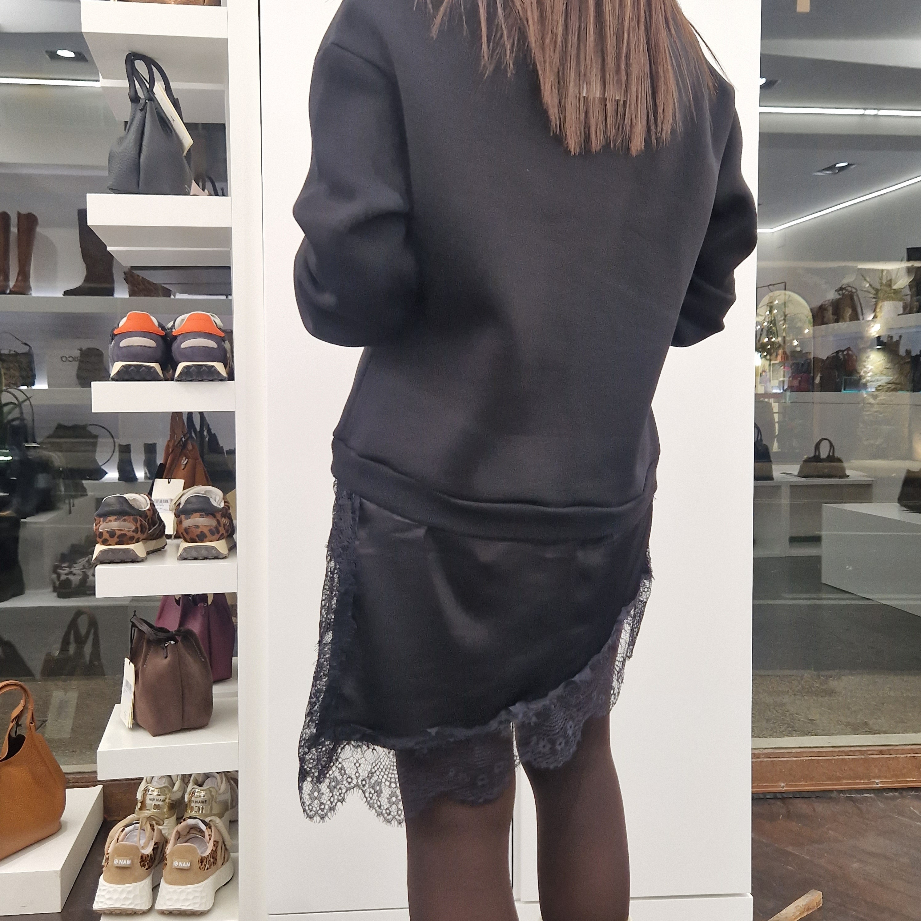 Felpa con bordo in pizzo color nero