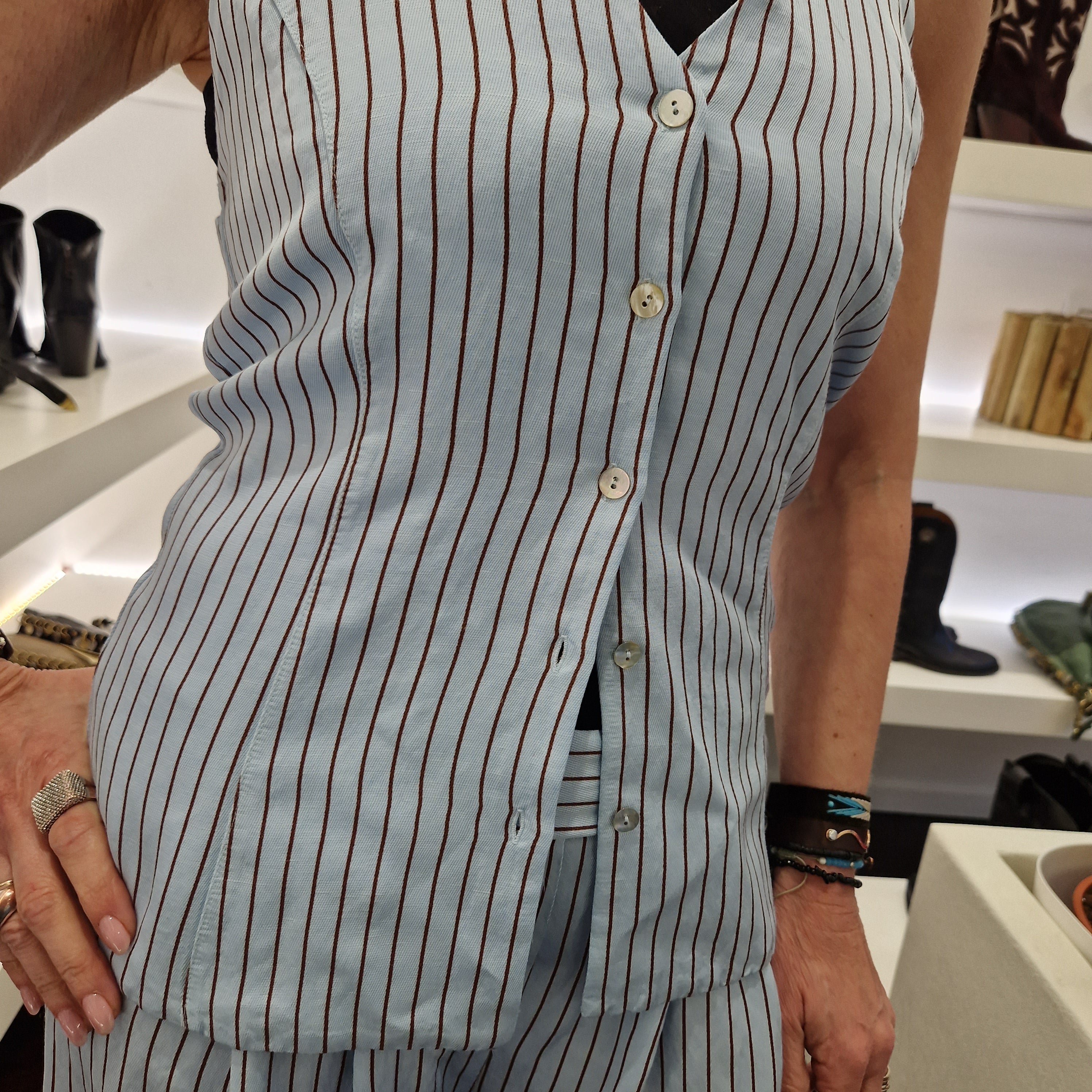 Gilet a righe celeste con bottoni
