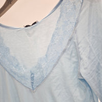 Kikisix maglia con scollo in pizzo color celeste