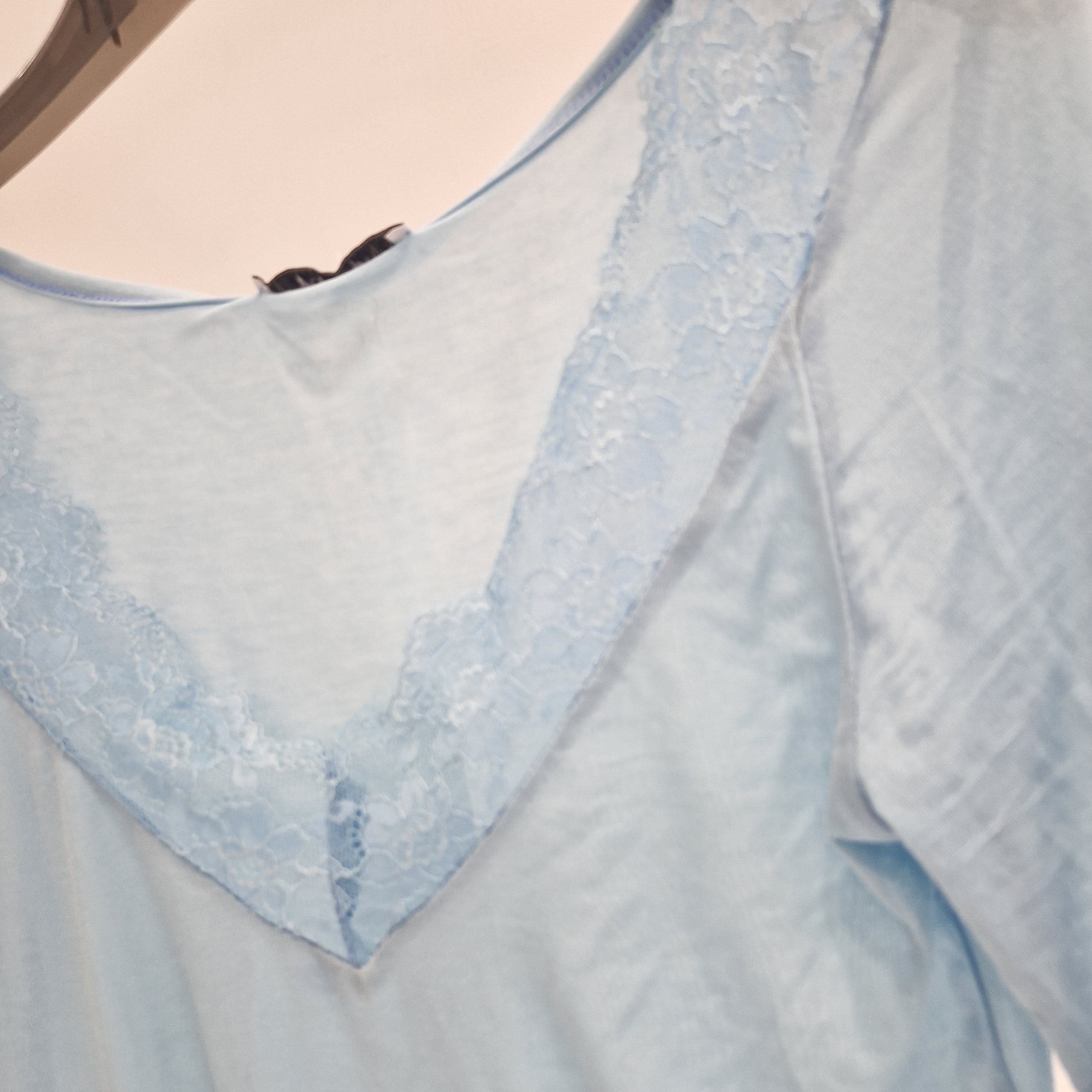 Kikisix maglia con scollo in pizzo color celeste