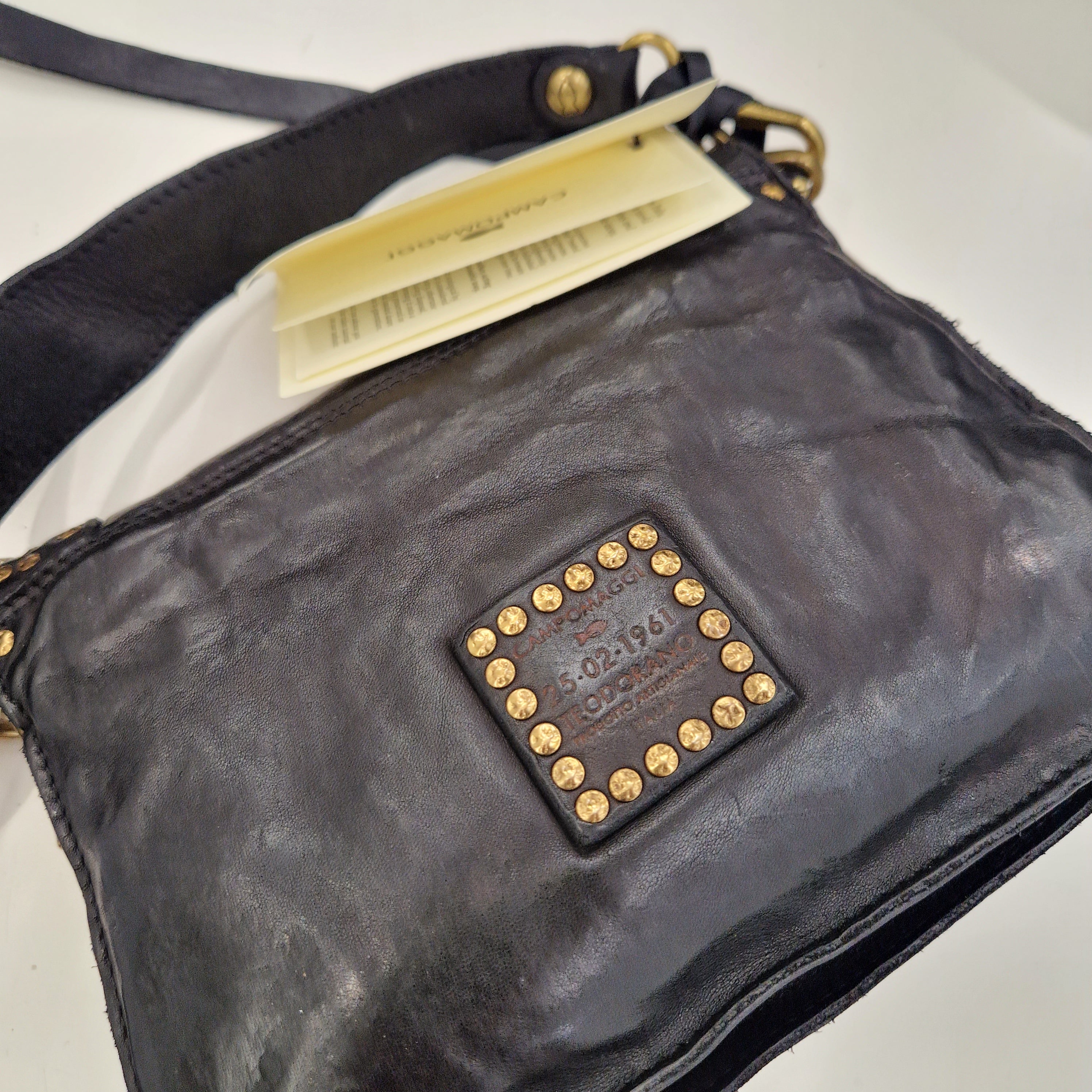Campomaggi borsa Agnese nera  rivetti oro con corallo