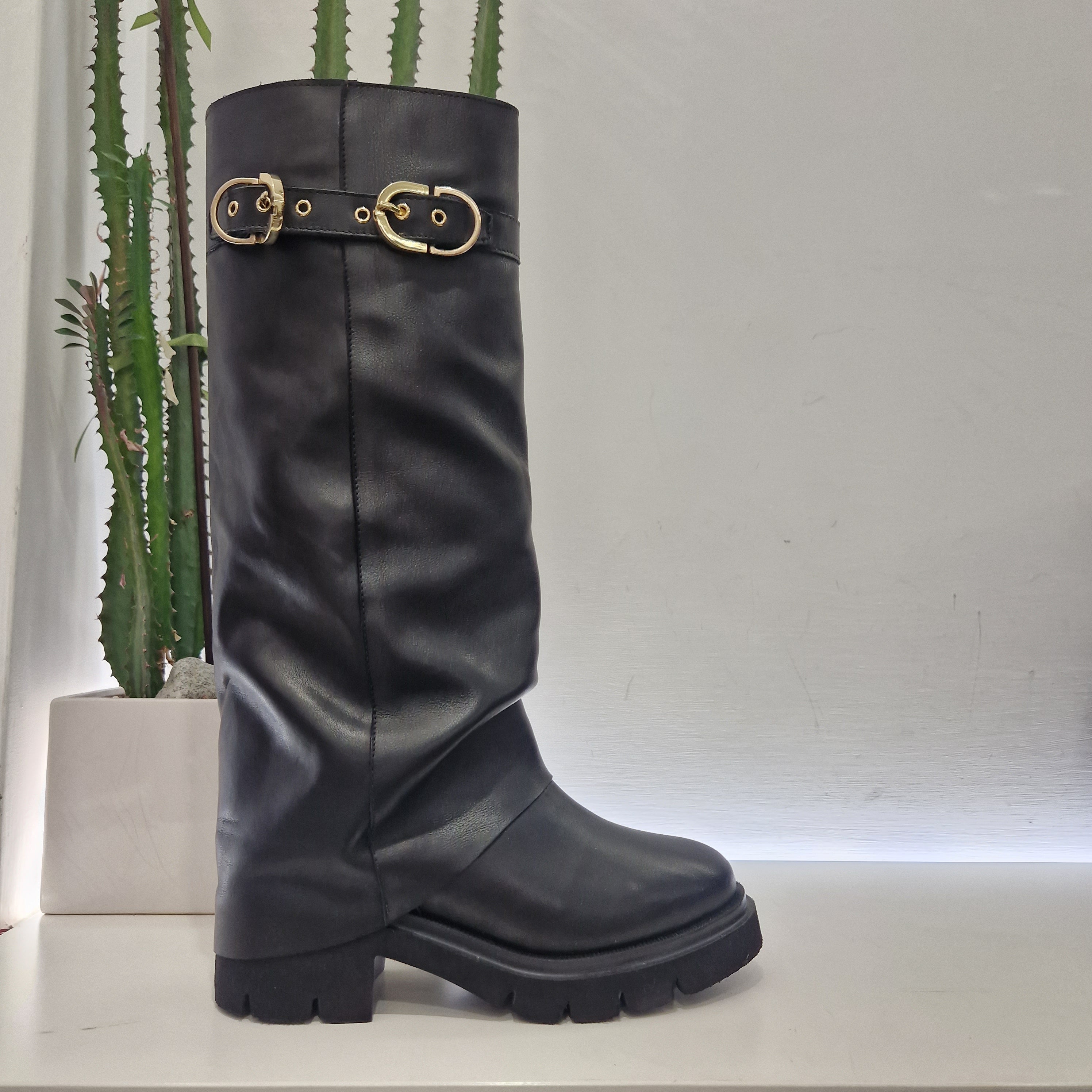 Stivale modello biker nero gambale rovesciato