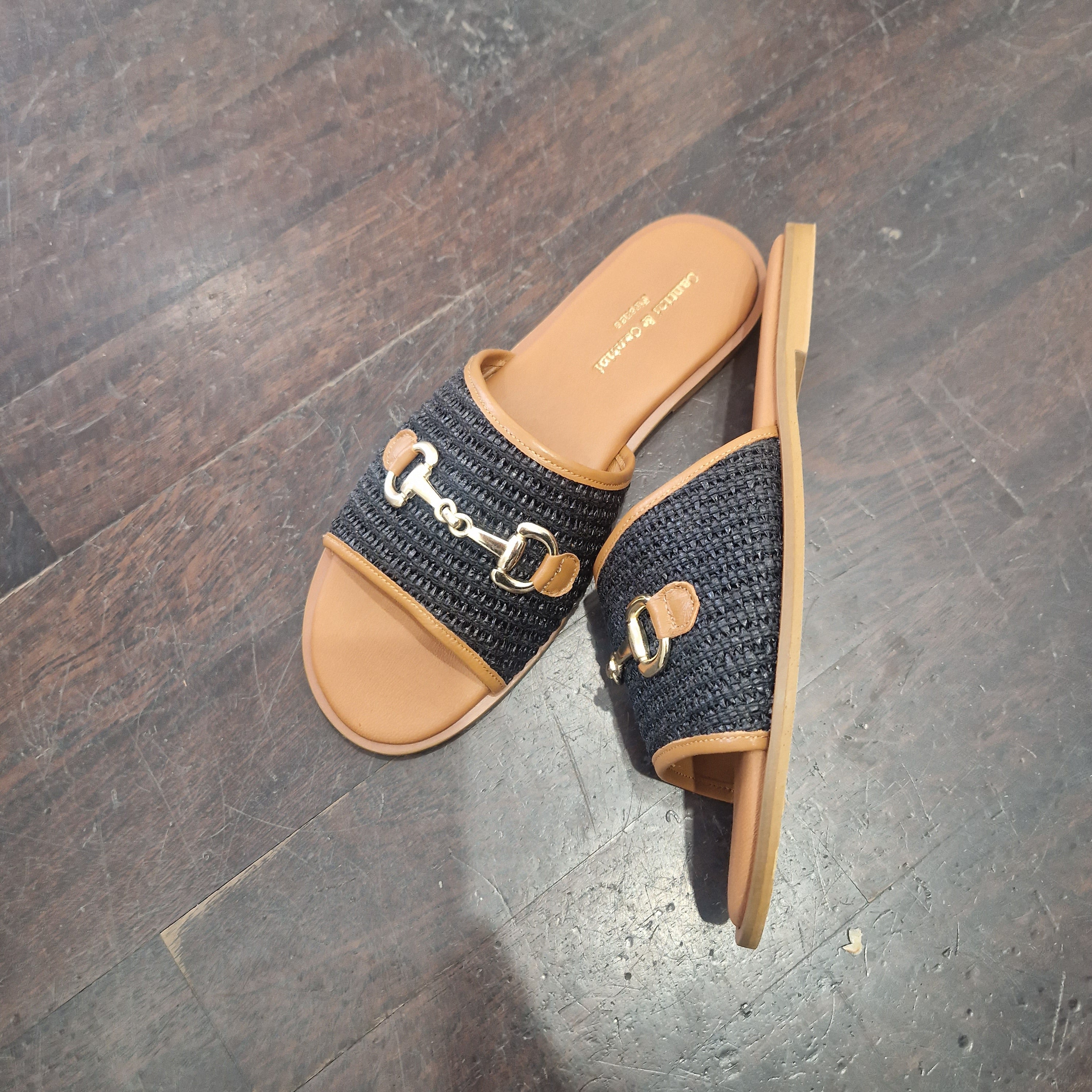 Sandalo ciabatta in rafia  profili pelle color nero