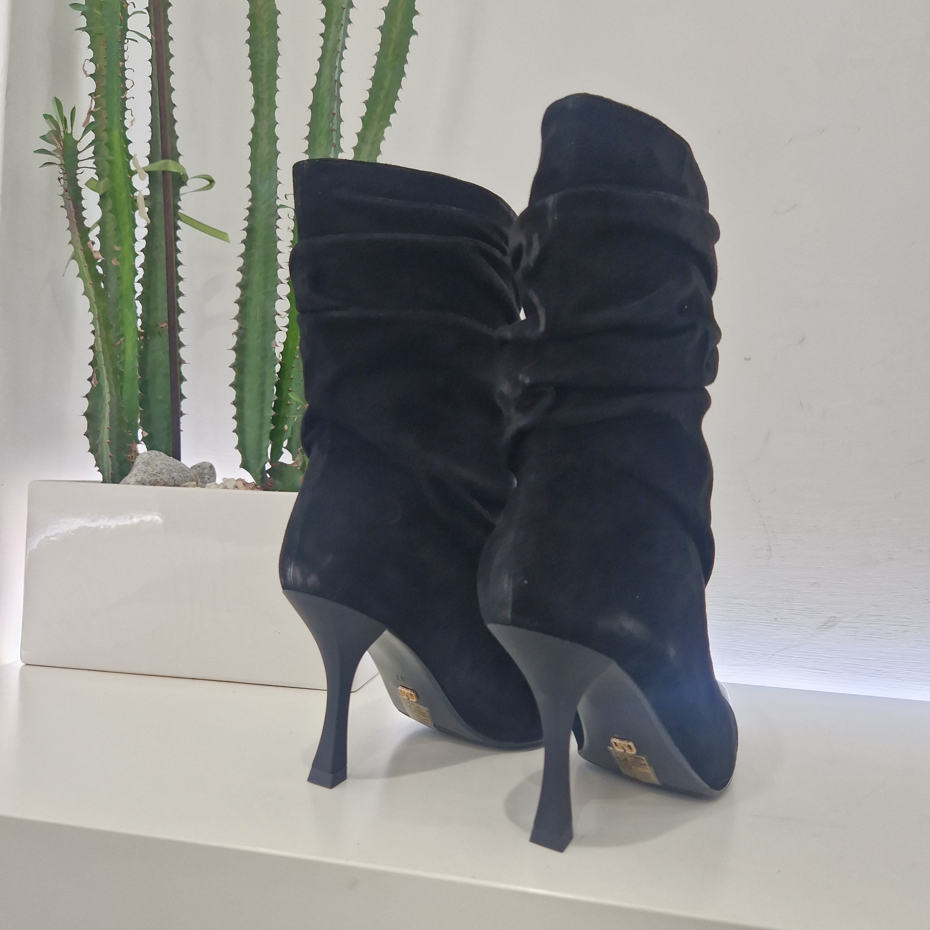 Stivaletto in pellame scamosciato nero