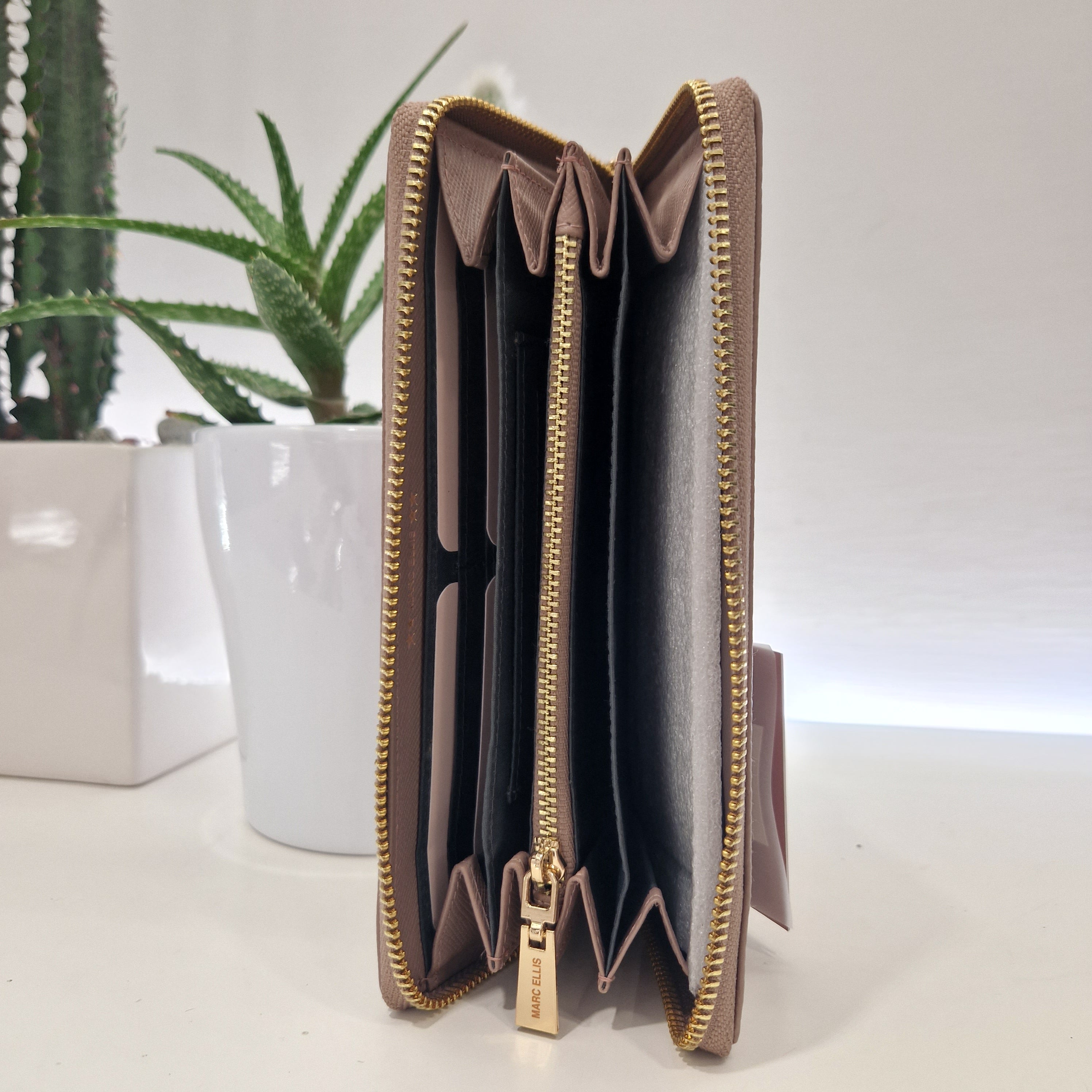 Jinny model wallet in powder