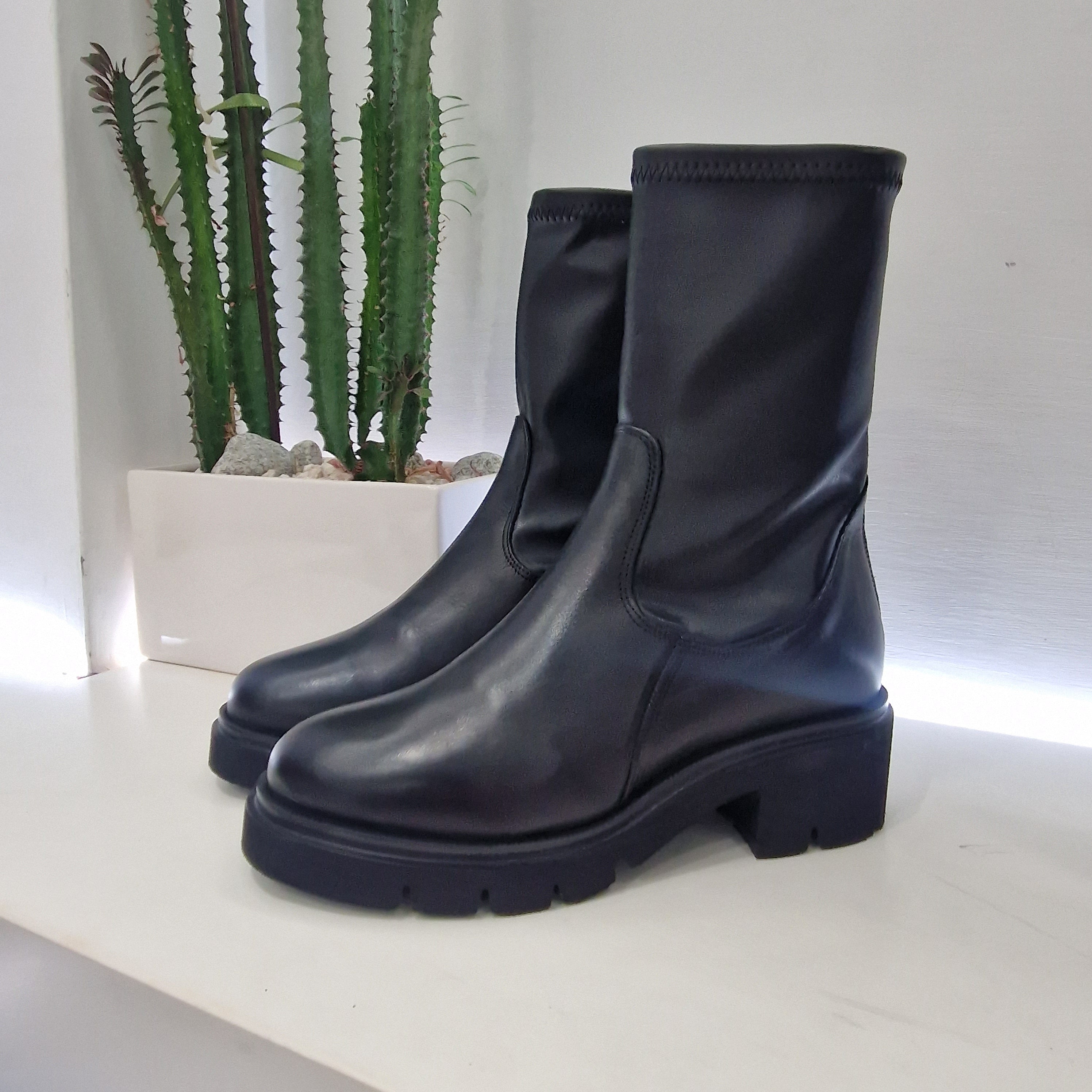 Stivaletto nero con zip posteriore