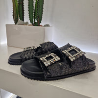 Sandalo ciabatta nera fibbia strass