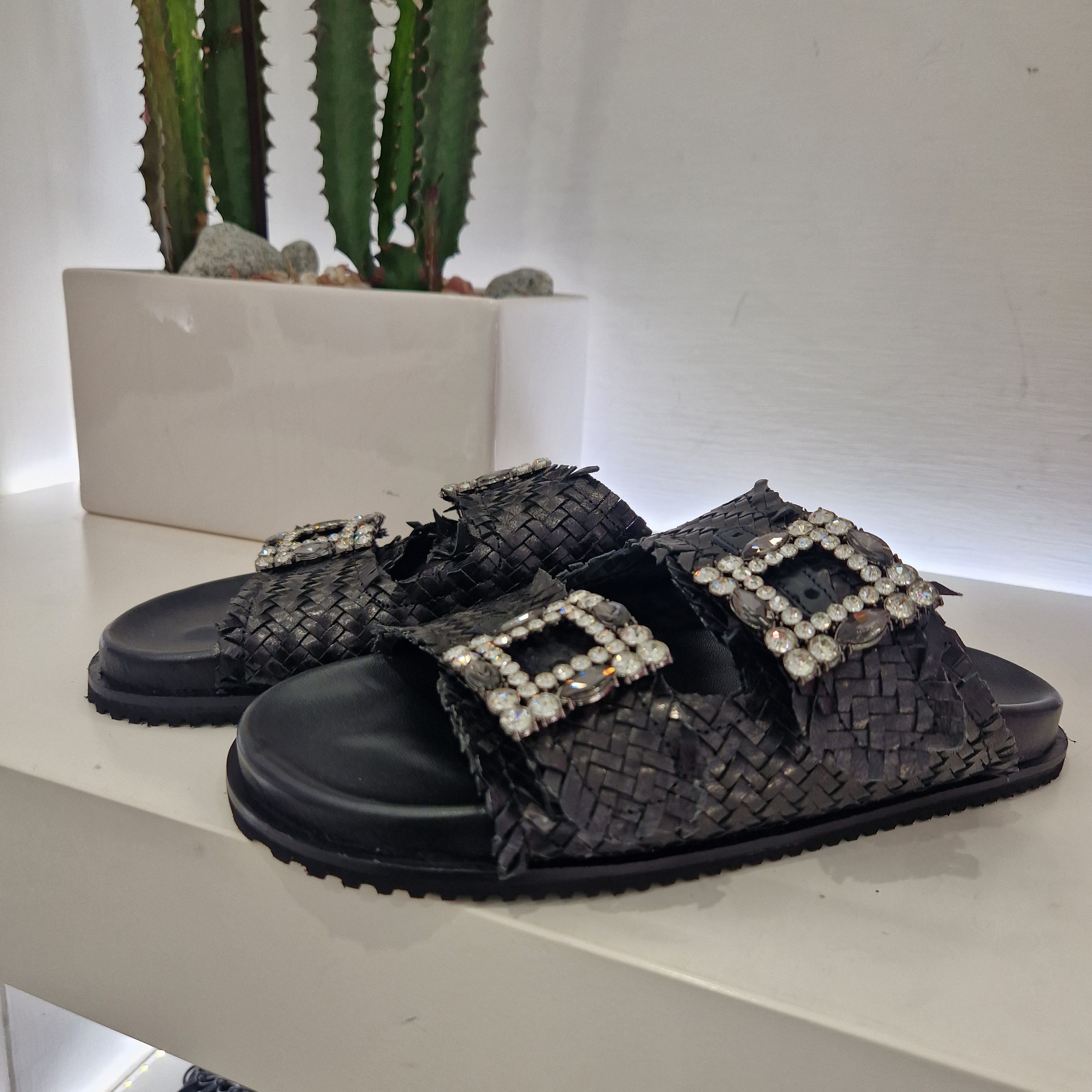 Sandalo ciabatta nera fibbia strass