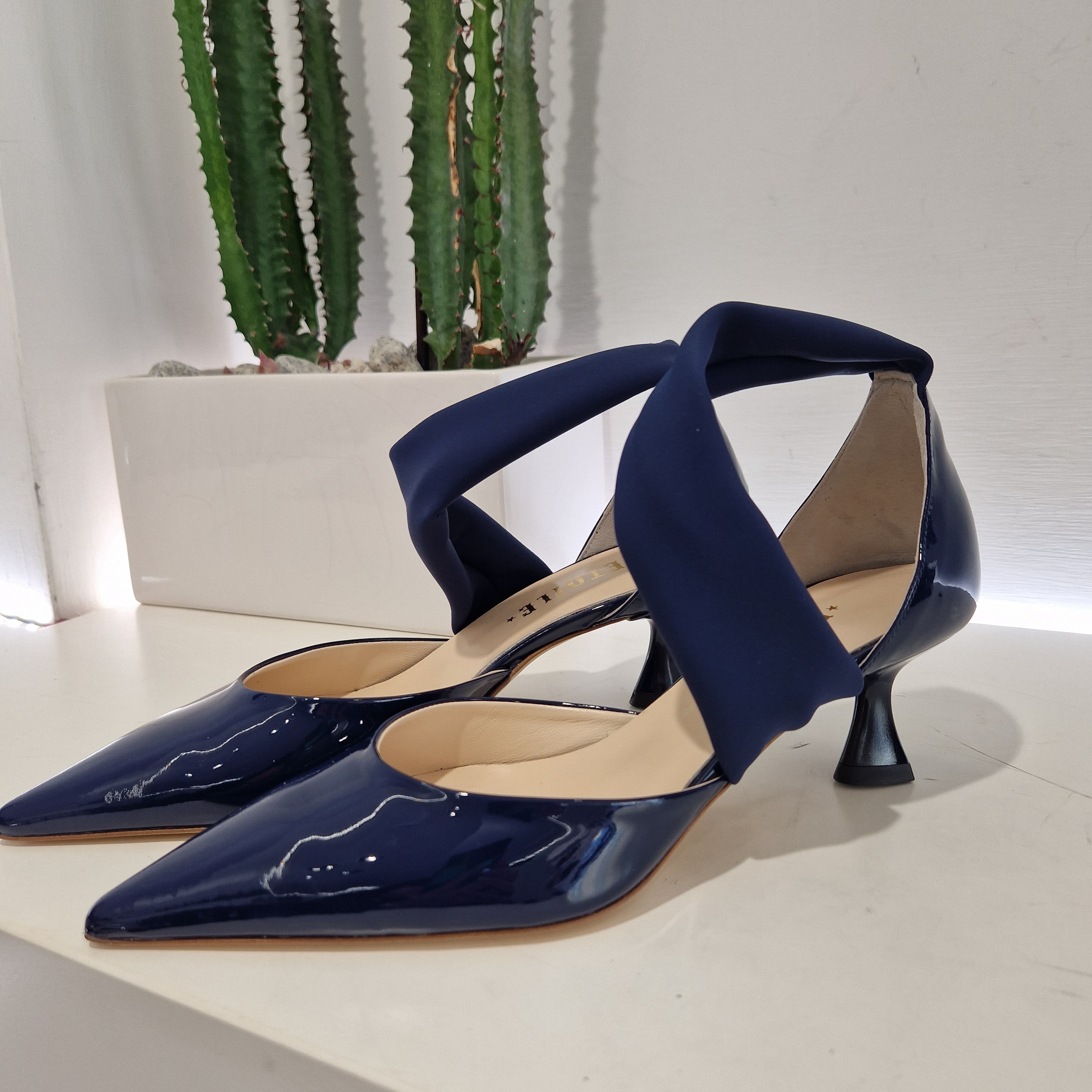 Scarpa aperta in vernice blu tacco 5 cm