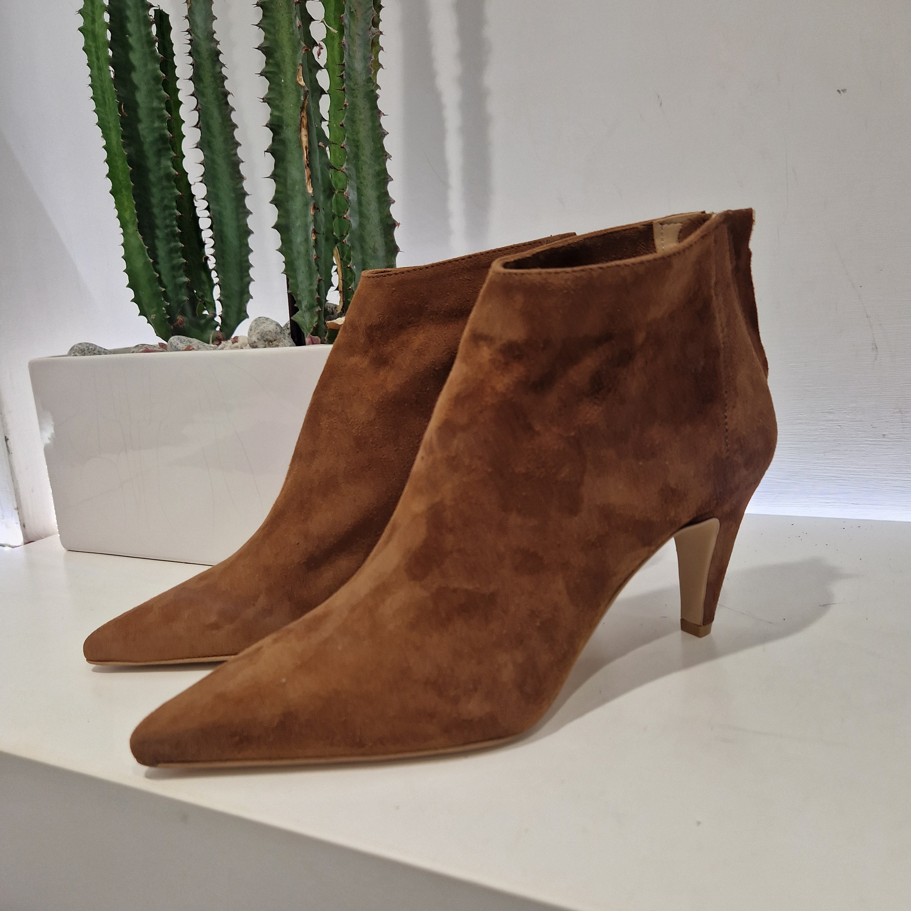 Stivaletto  color tabacco zip posteriore