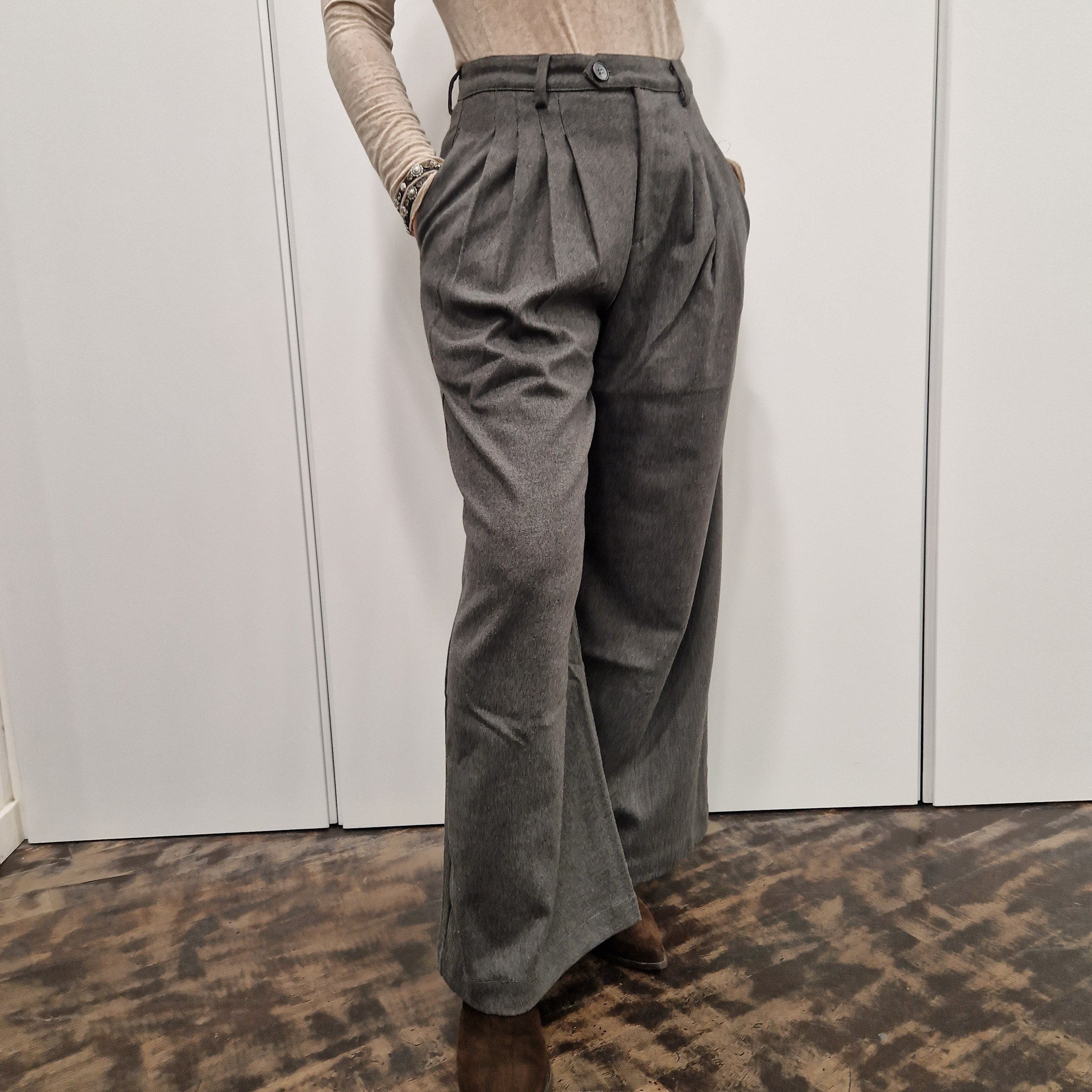 Pantalone grigio modello gamba PALAZZO