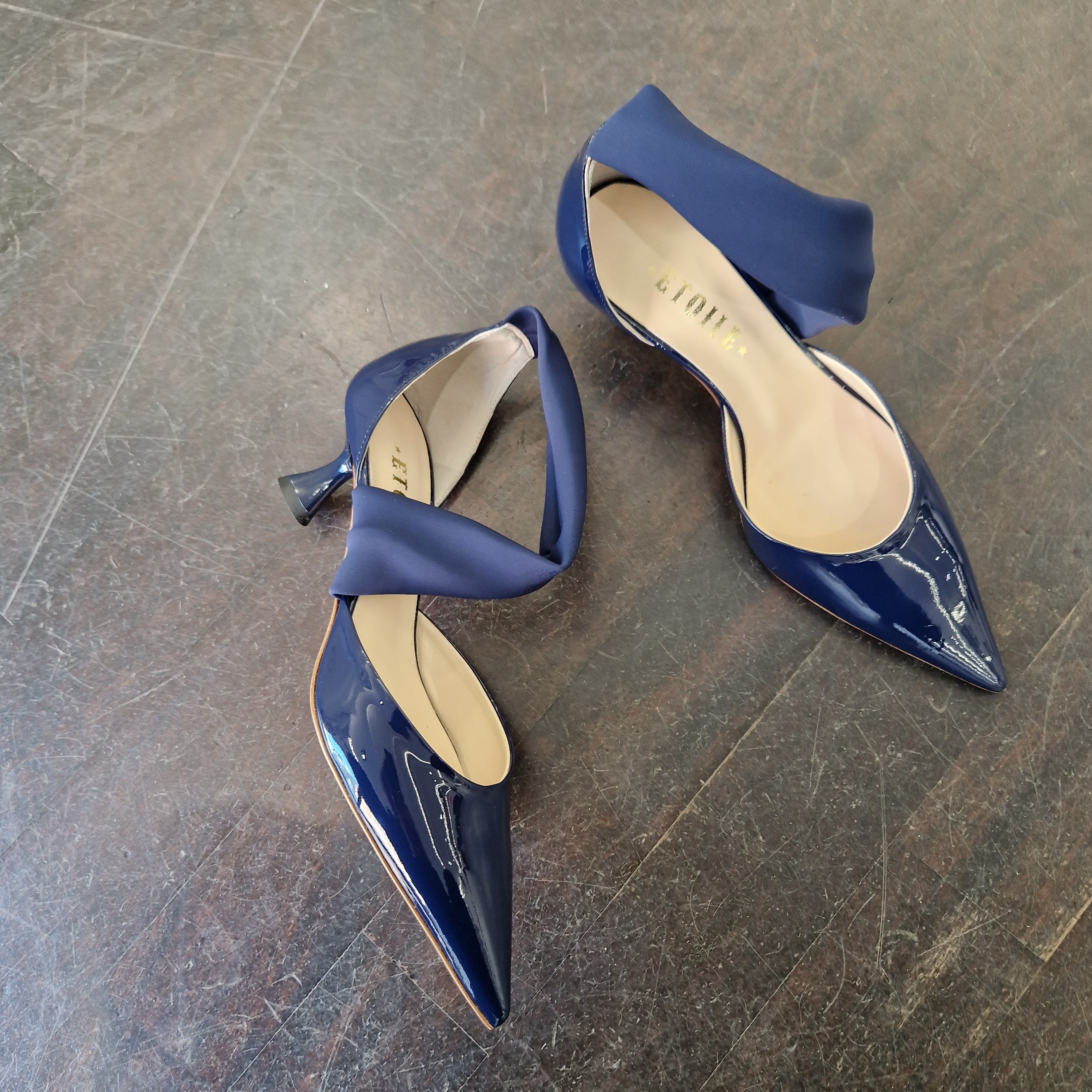 Scarpa aperta in vernice blu tacco 5 cm