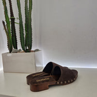 Zoccolo tacco basso con fascia scamosciata t.moro