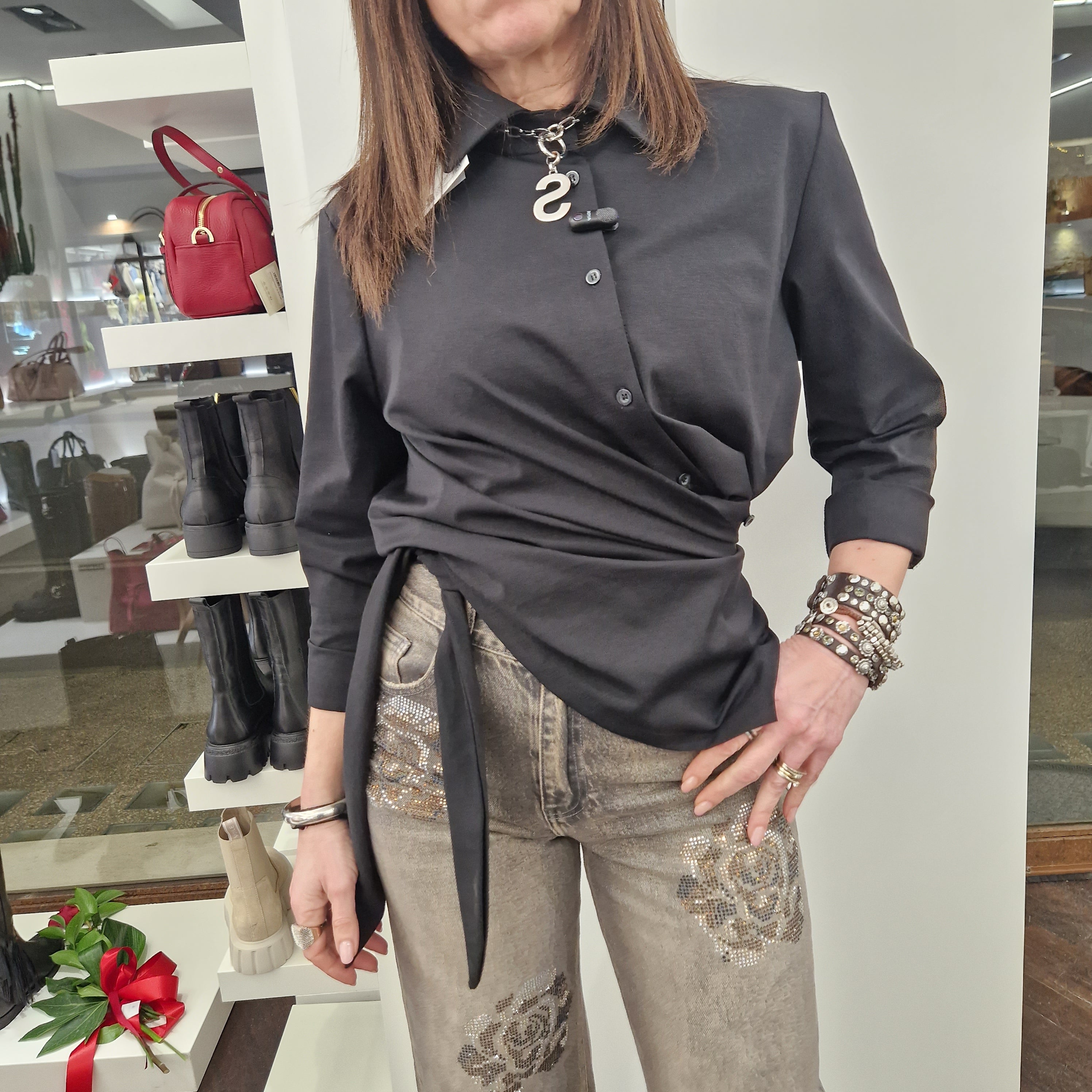 Camicia nera con fiocco