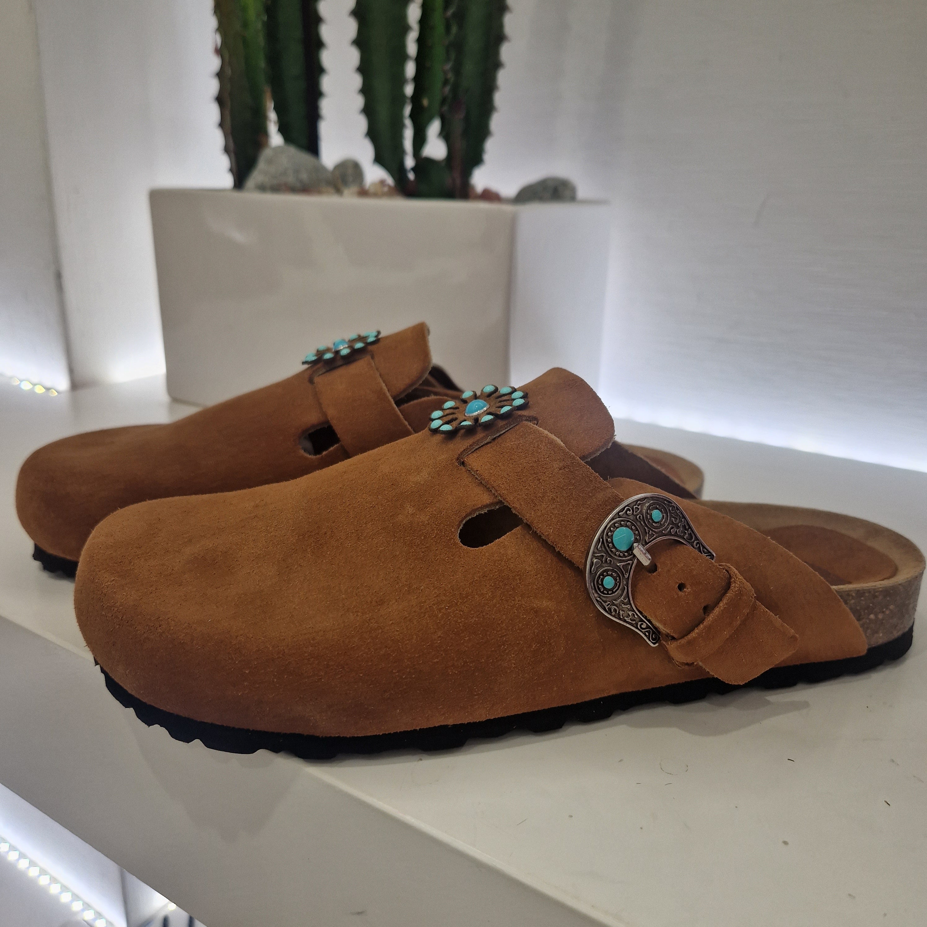 Taji sabot color cuoio con fibbia turchesi