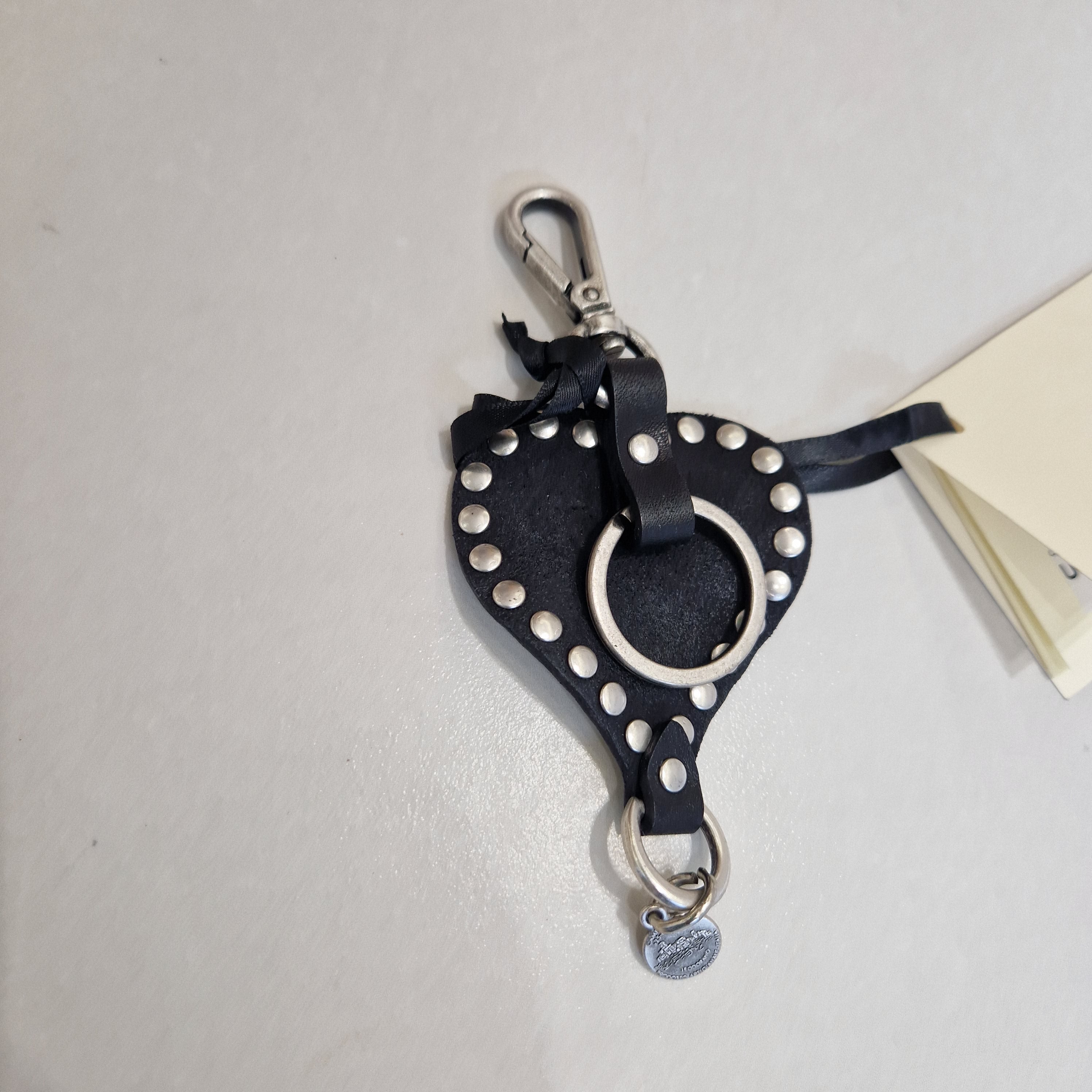 Campomaggi  portachiavi in pelle cuore borchie argento