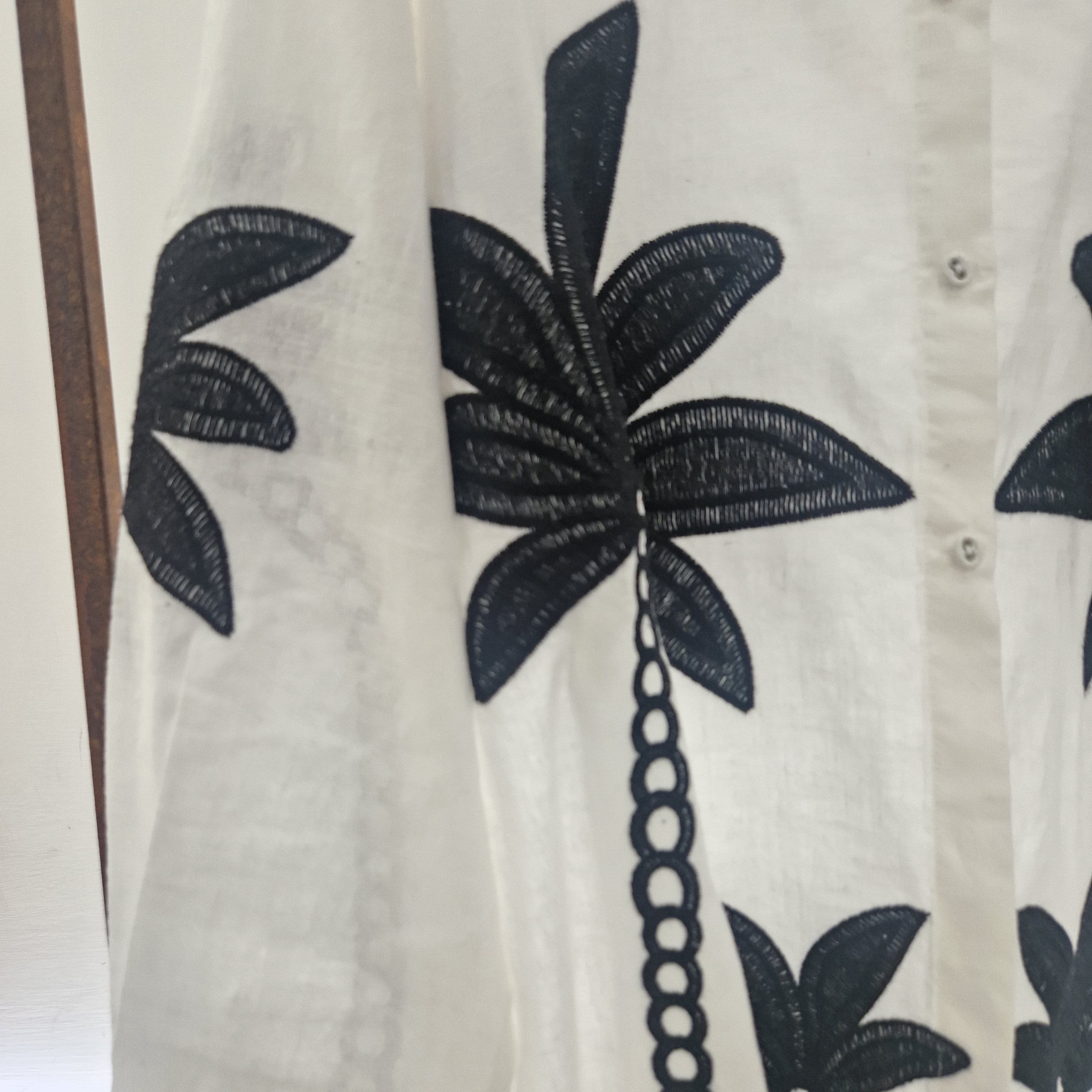 Camicia con palme ricamate