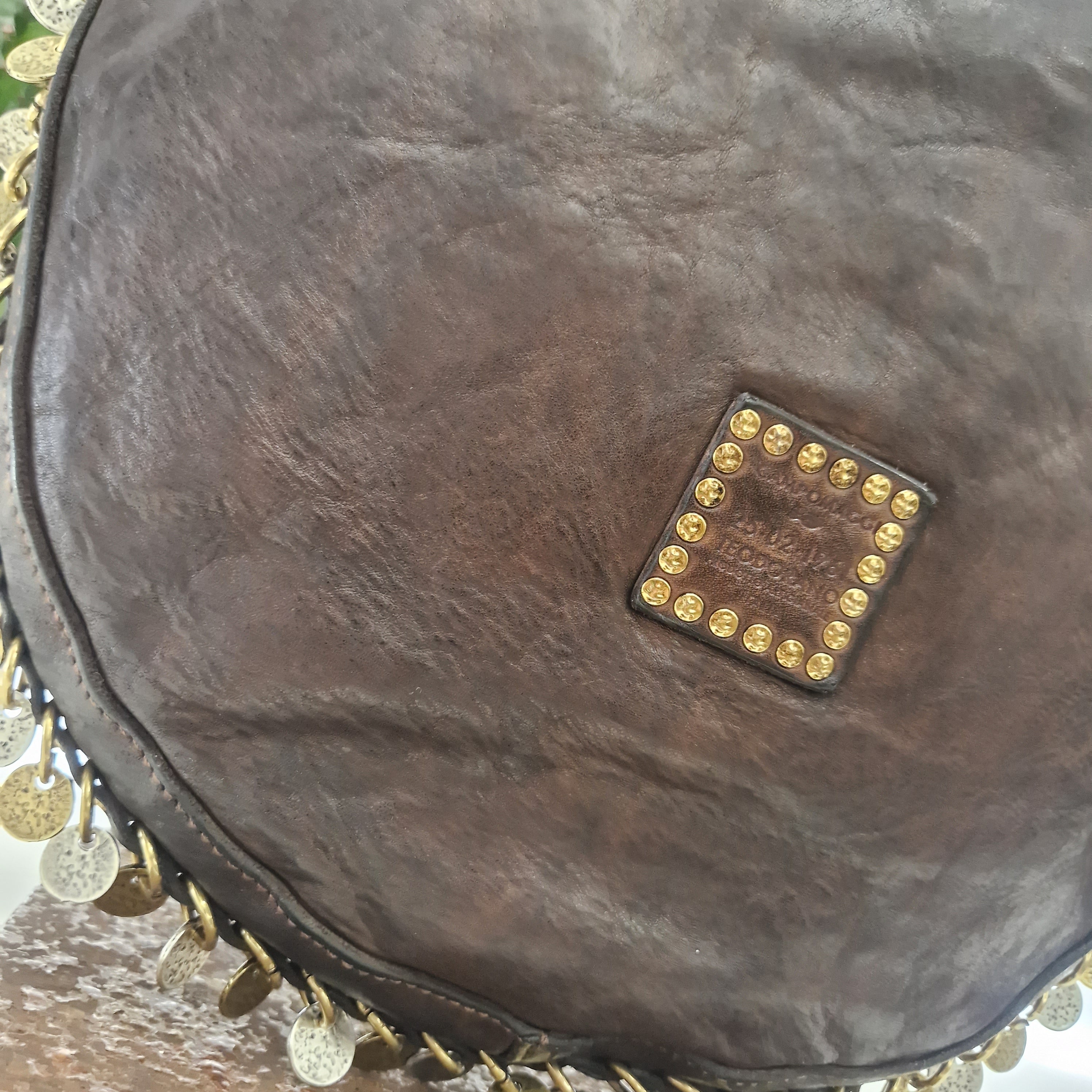 Campomaggi borsa linea GIANNA accessorio medaglie color t.moro