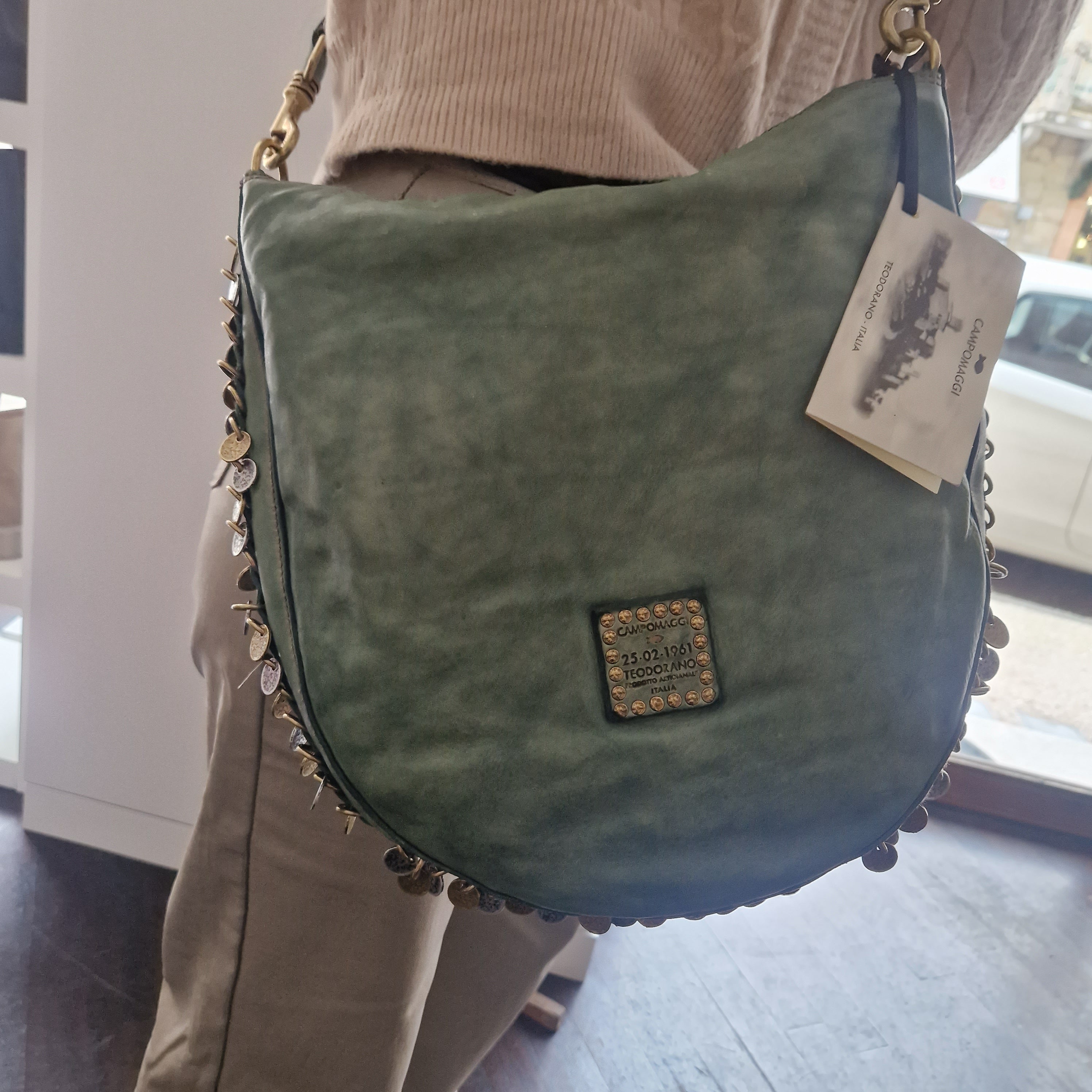 Campomaggi borsa linea GIANNA accessorio medaglie