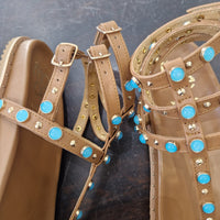 Sandalo modello gladiatore color cuoio accessorio turchese