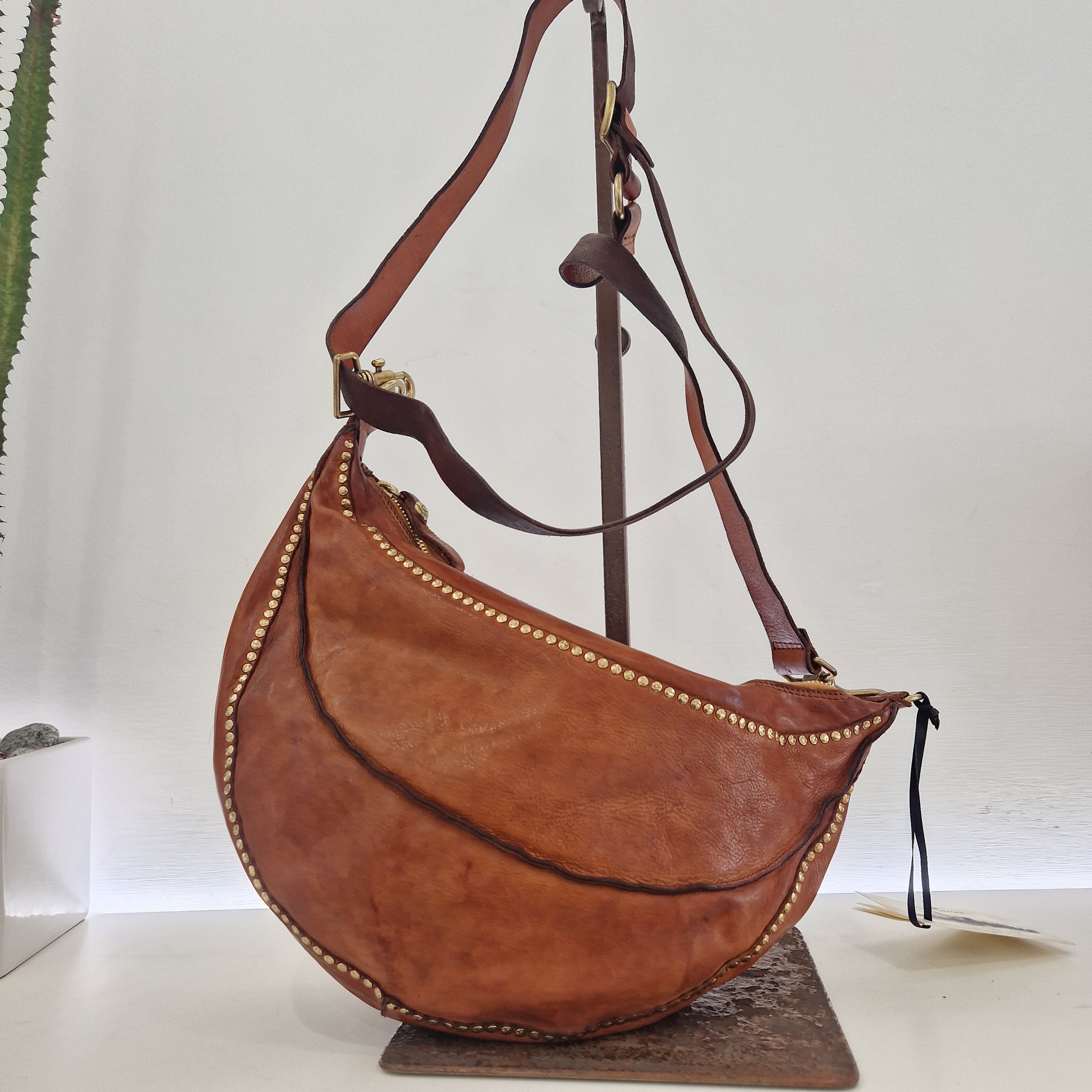 Campomaggi borsa Marsupio dimensione grande Kura in pelle color cuoio con rivetti