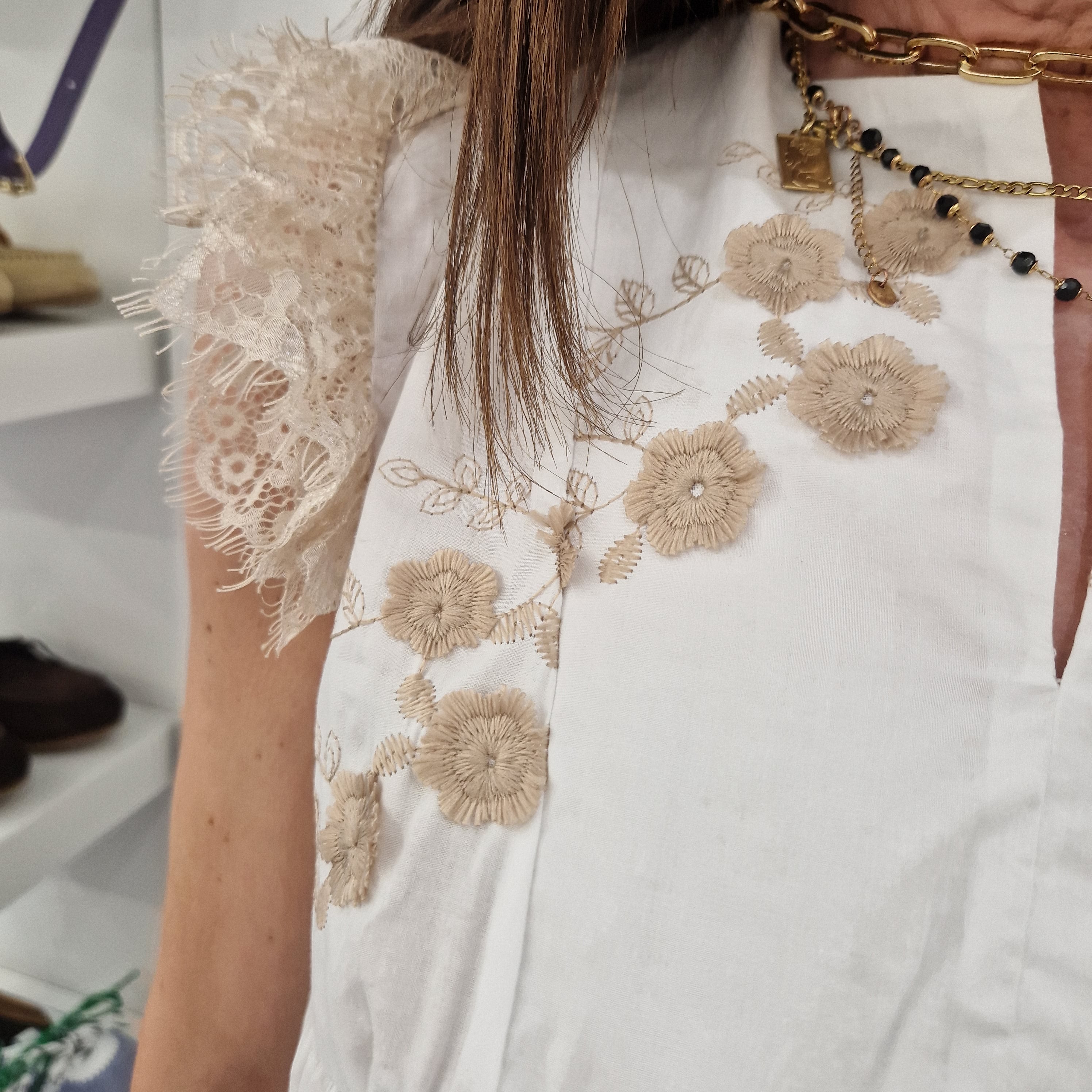 Camicia smanicata pizzo fiori ricamati